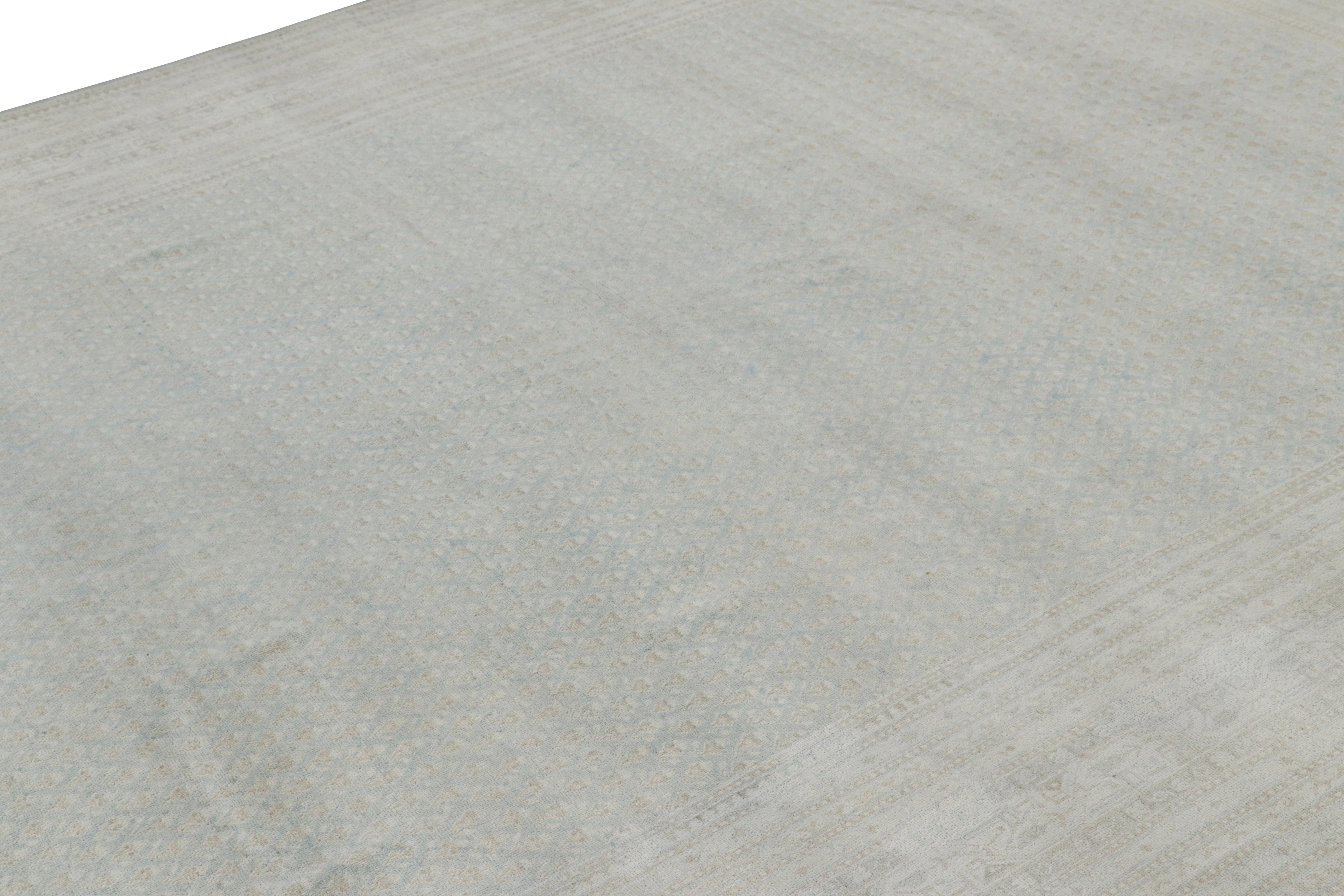 Noué à la main en laine, ce tapis contemporain 9x12 est une nouvelle pièce de la Collection Modern Classics de Rug & Kilim, avec un motif inspiré des motifs floraux paisley.

Sur le Design : 

Le jeu des tons de beige-brun et de bleu, à la fois