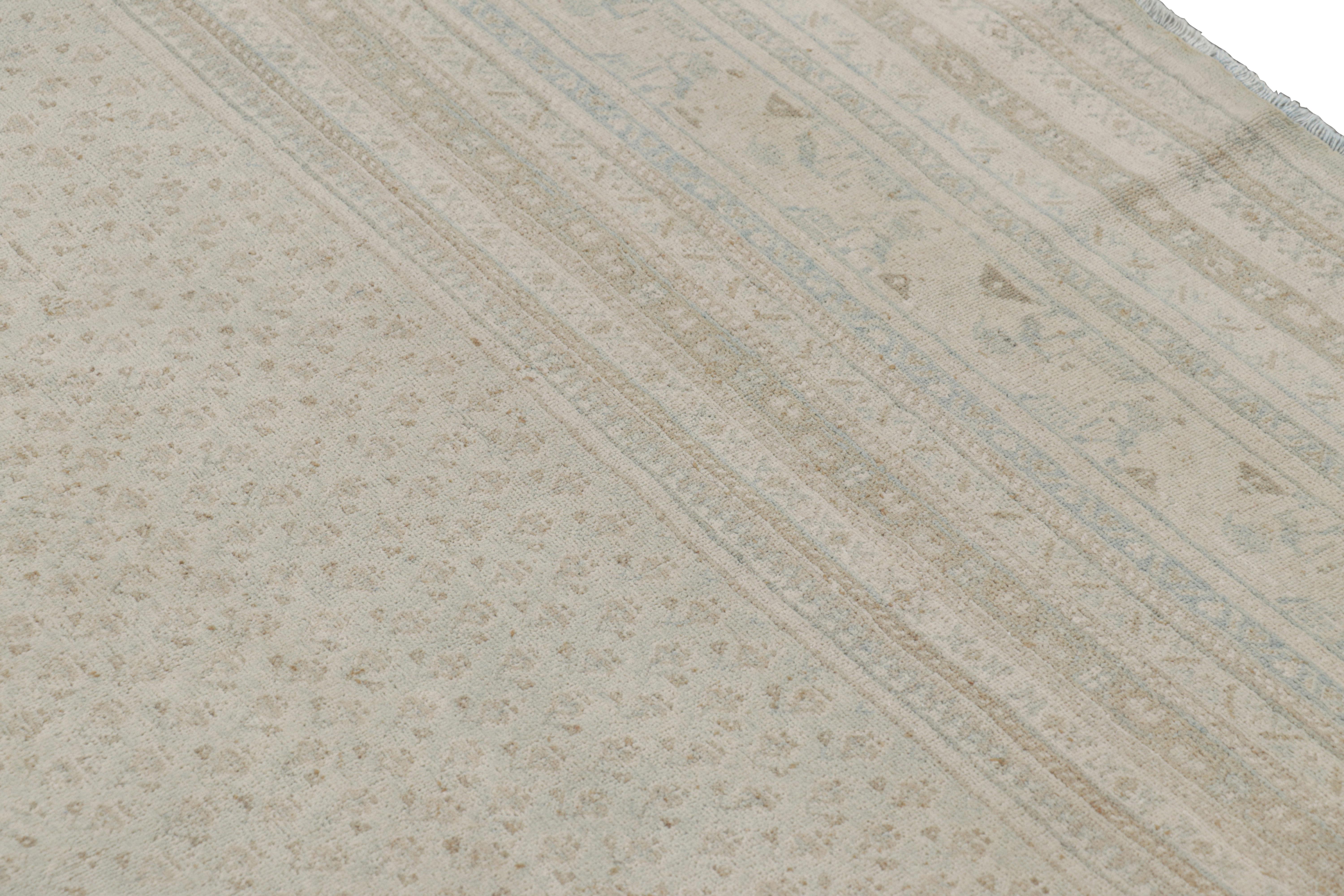 XXI secolo e contemporaneo Tappeto Modern Classics di Rug & Kilim con motivi paisley beige-marrone e blu in vendita