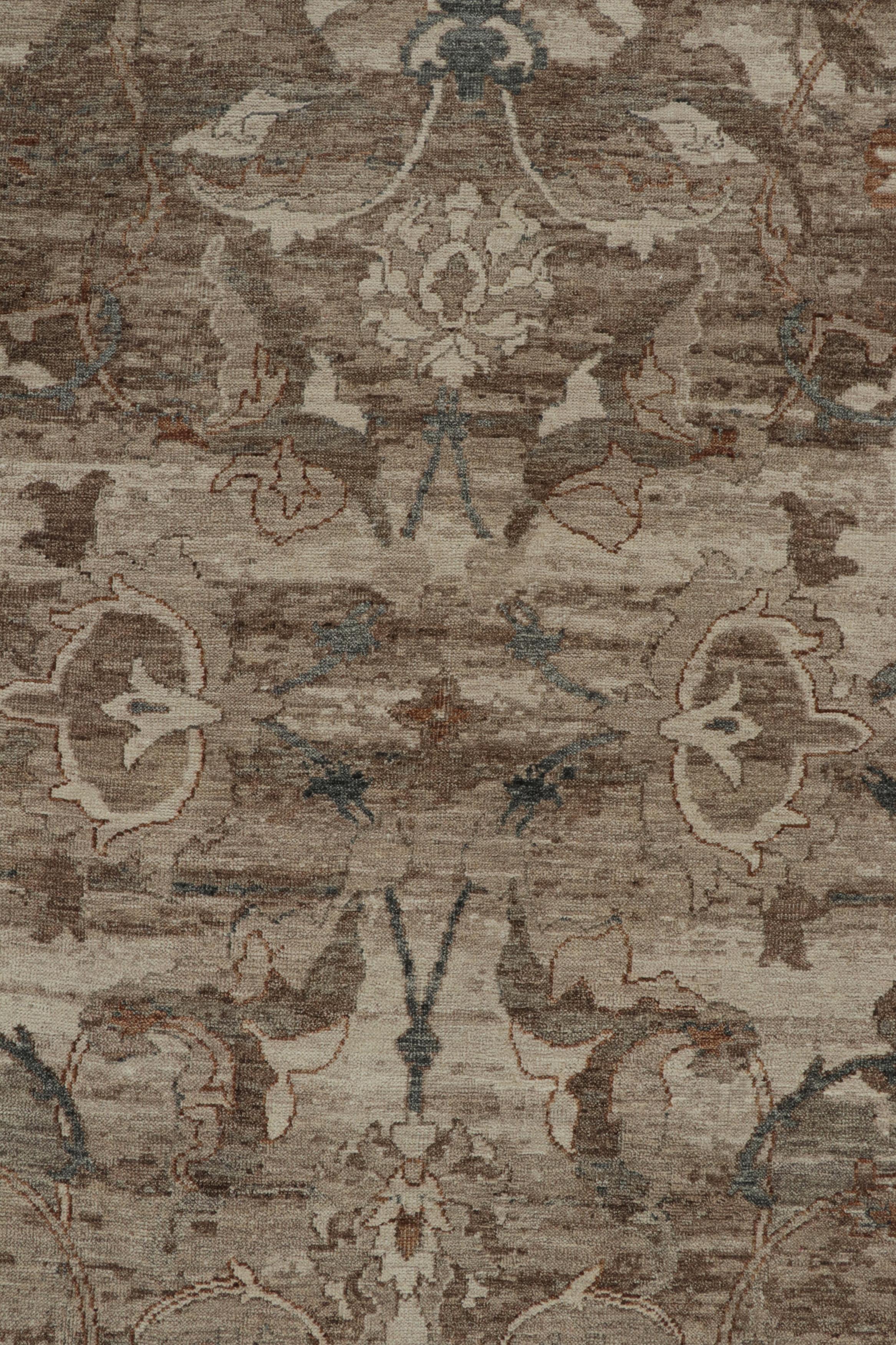 Rug & Kilim's Modern Classics Teppich mit beige-braunen und marineblauen Blumenmustern (21. Jahrhundert und zeitgenössisch) im Angebot