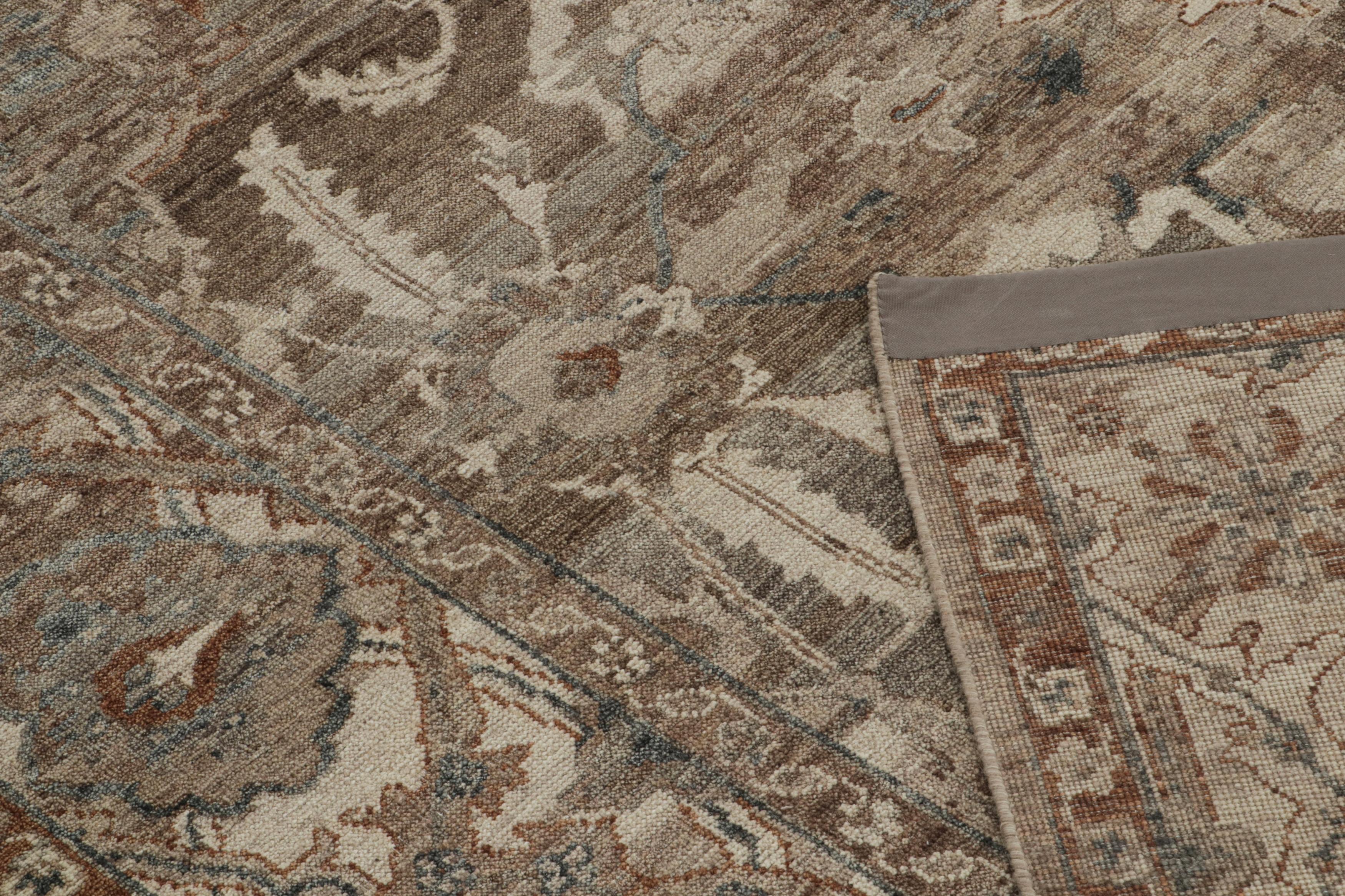 Rug & Kilim's Modern Classics Teppich mit beige-braunen und marineblauen Blumenmustern (Wolle) im Angebot