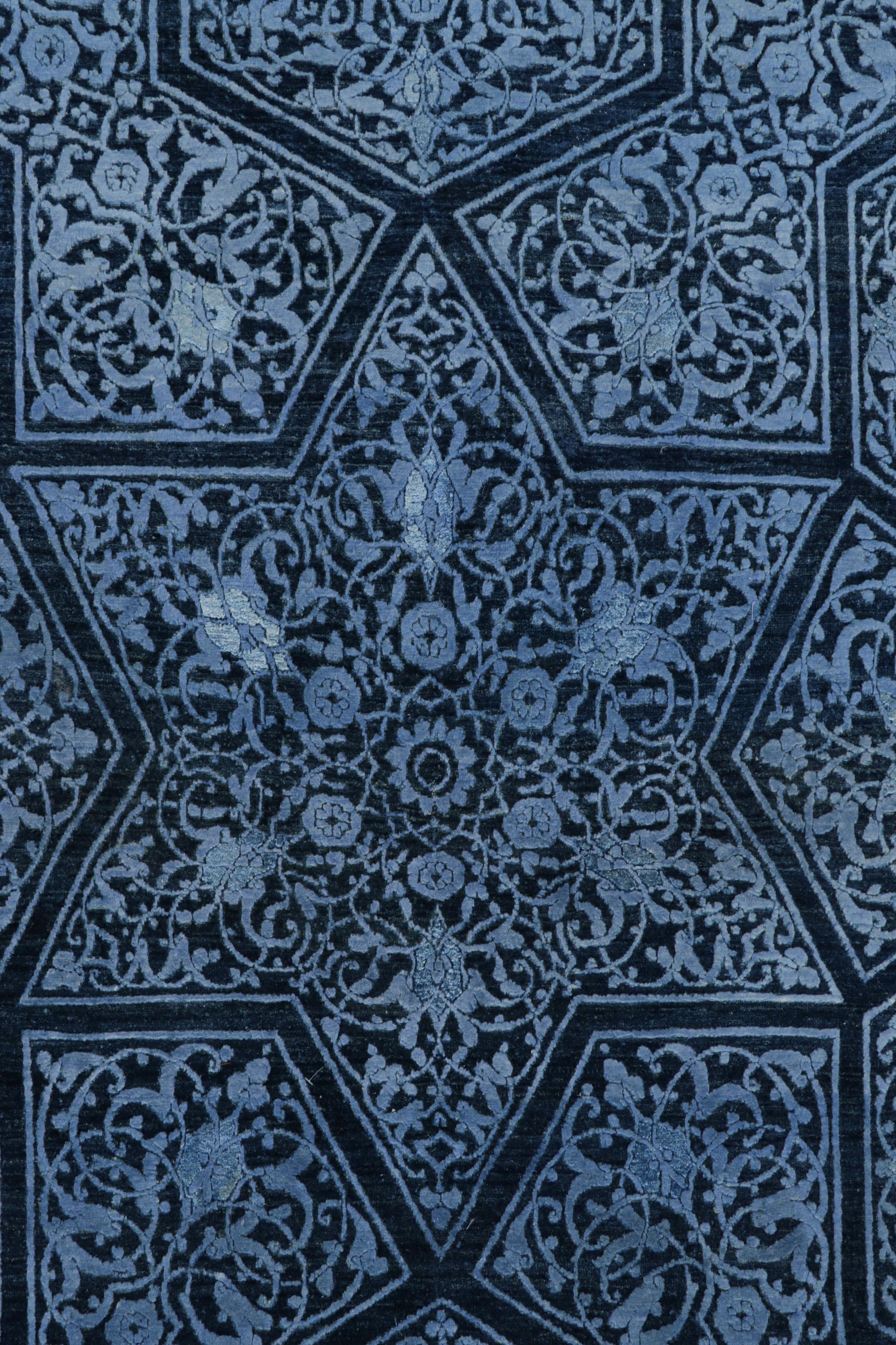 Pakistano Tappeto Modern Classics di Rug & Kilim con motivi floreali blu in medaglioni a stella in vendita
