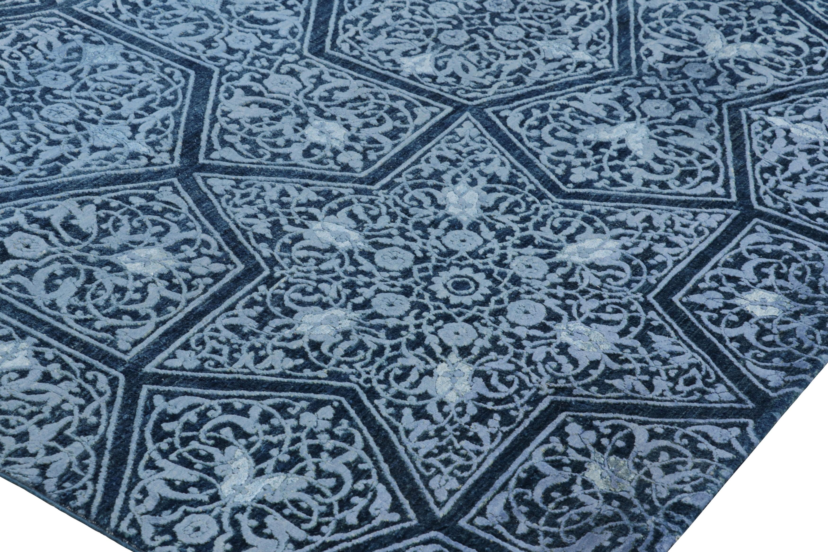 XXI secolo e contemporaneo Tappeto Modern Classics di Rug & Kilim con motivi floreali blu in medaglioni a stella in vendita