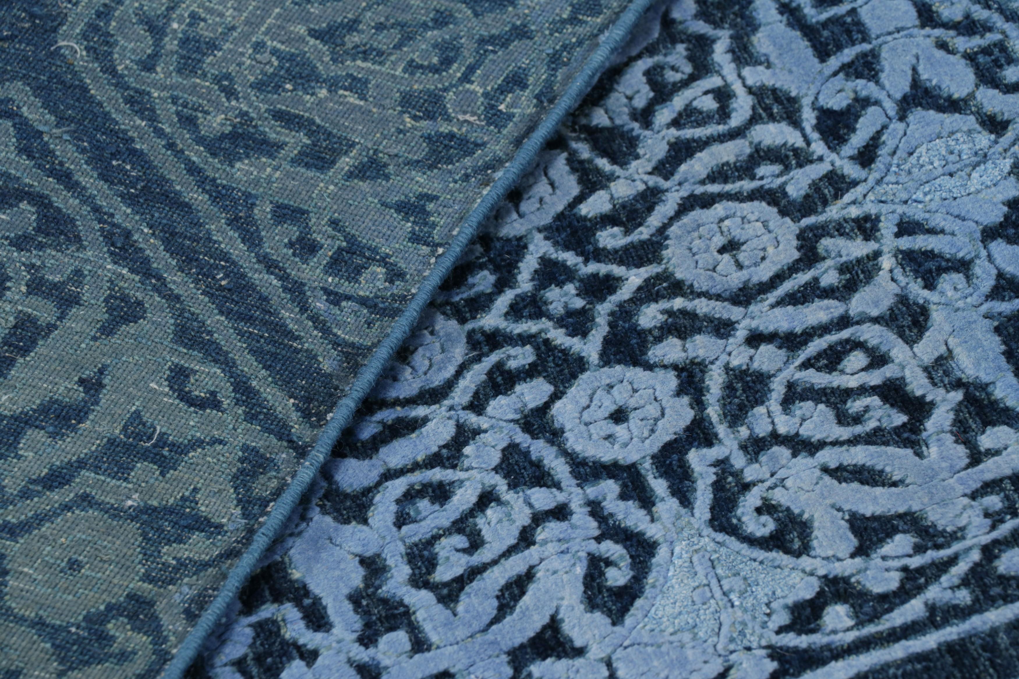 Lana Tappeto Modern Classics di Rug & Kilim con motivi floreali blu in medaglioni a stella in vendita