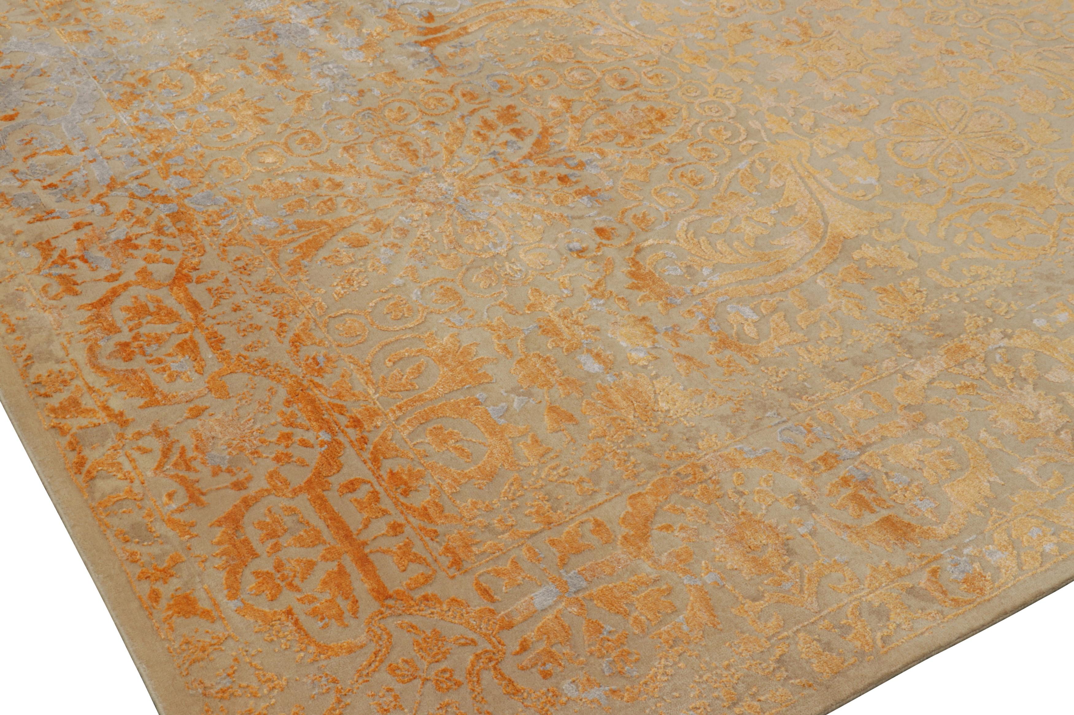 Rug & Kilim's Modern Classics Teppich mit floralen Mustern in Gold- und Blautönen (Moderne) im Angebot