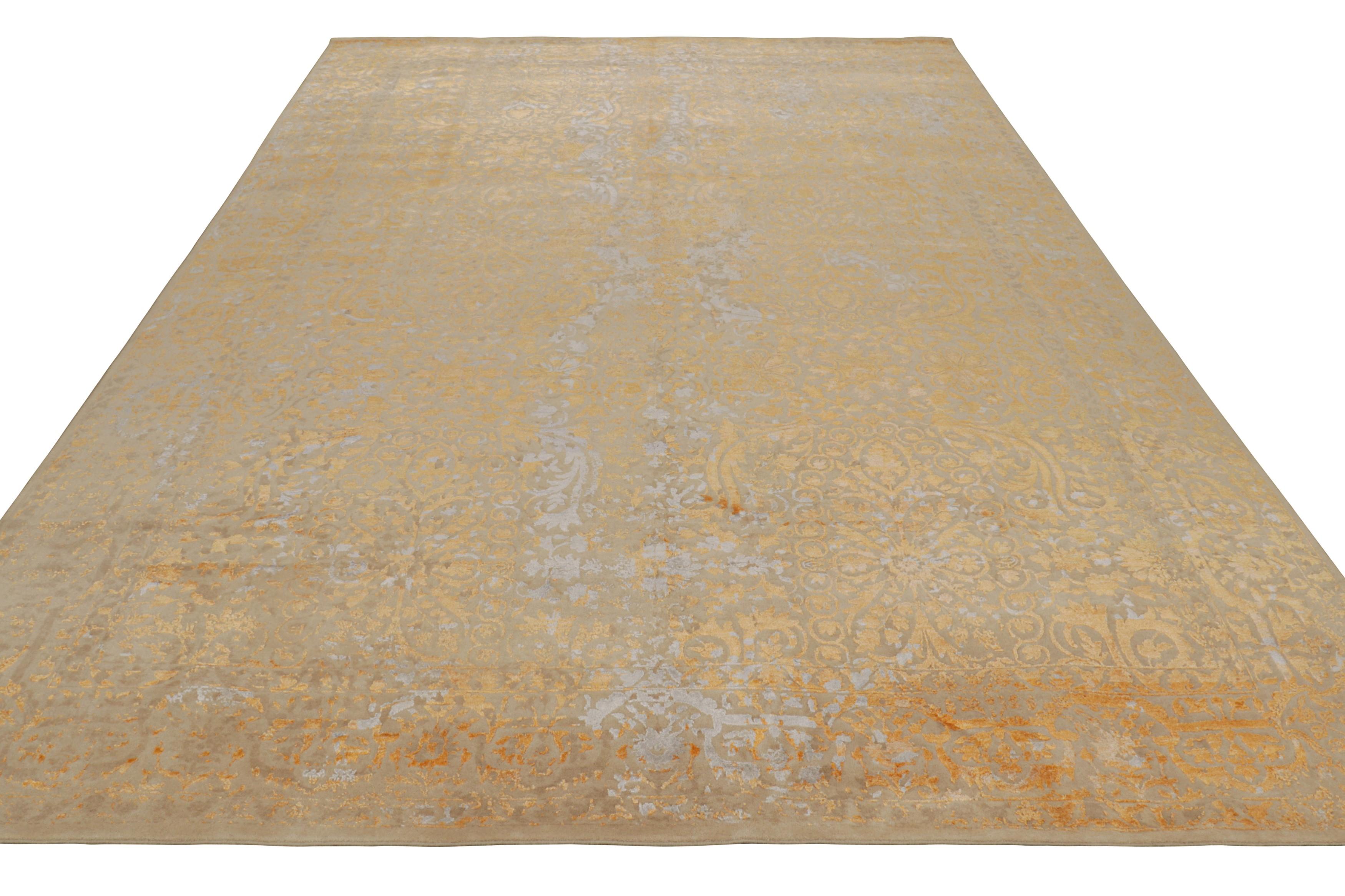 Alfombra Modern Classics de Rug & Kilim con motivos florales en tonos dorados y azules Indio en venta