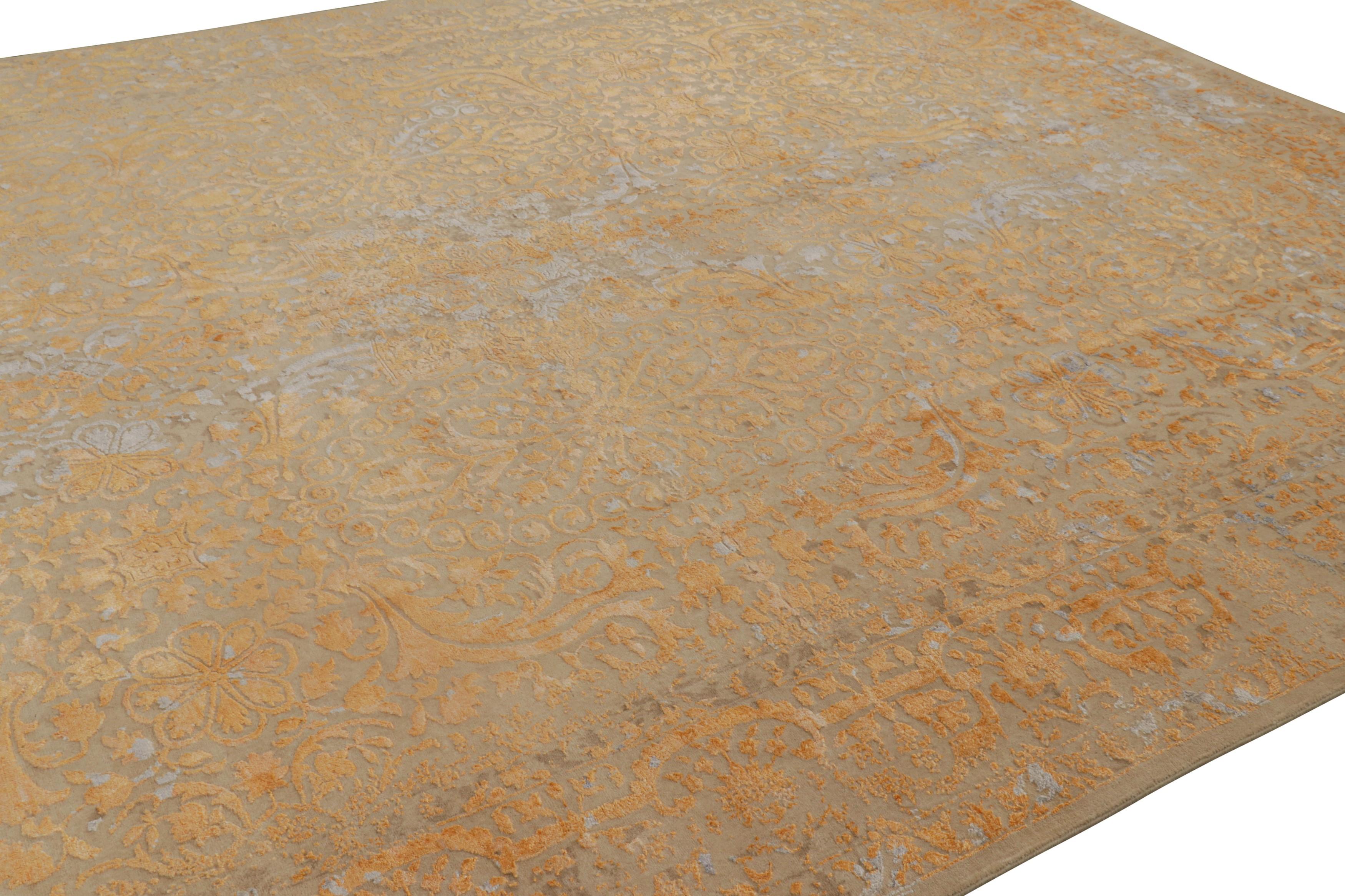 Alfombra Modern Classics de Rug & Kilim con motivos florales en tonos dorados y azules Anudado a mano en venta