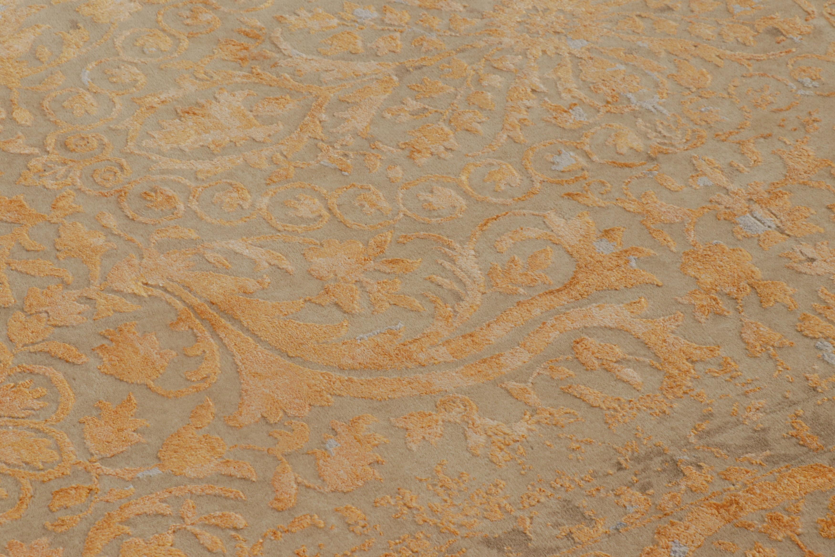 Rug & Kilim's Modern Classics Teppich mit floralen Mustern in Gold- und Blautönen im Zustand „Neu“ im Angebot in Long Island City, NY