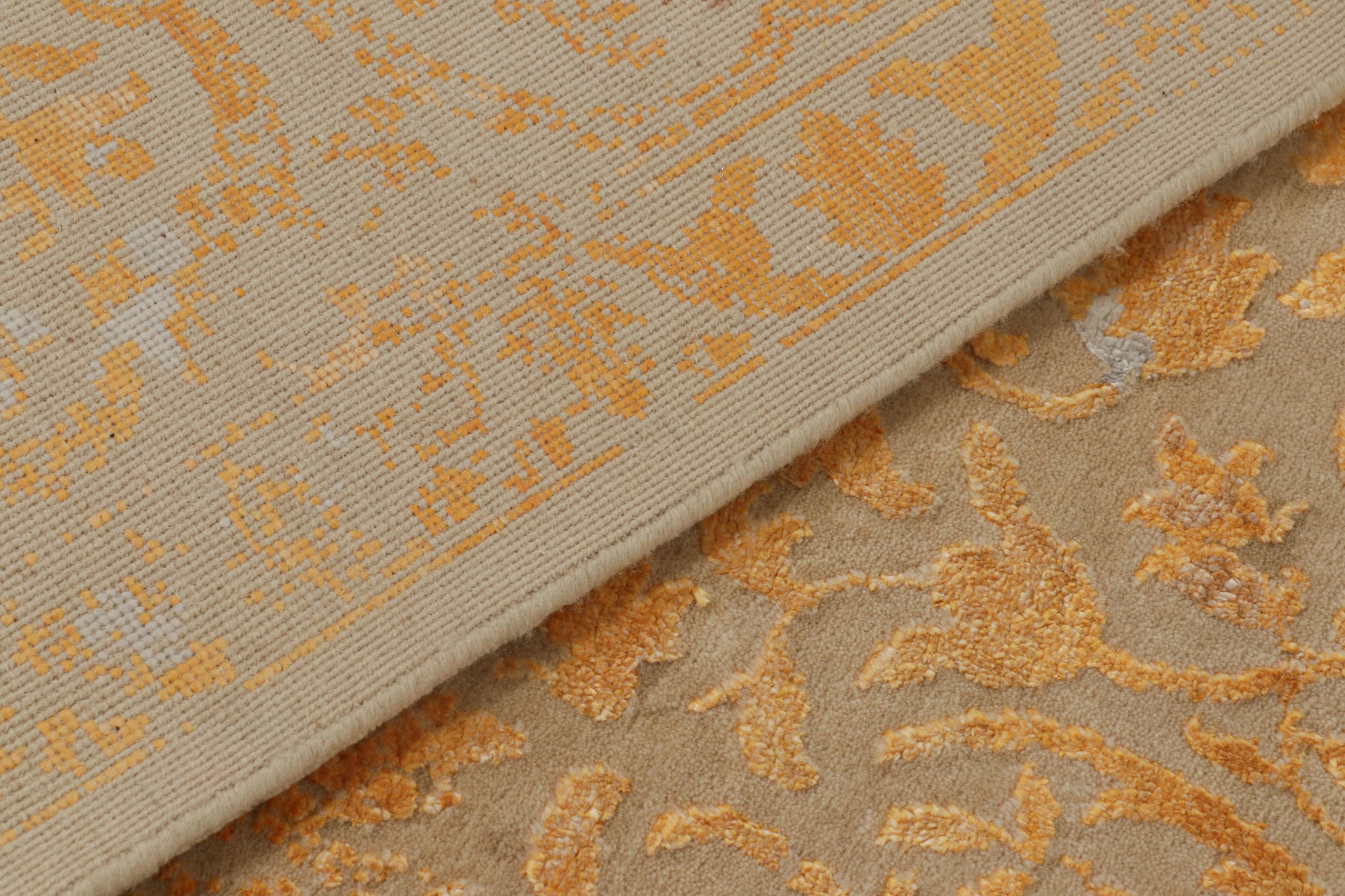 Rug & Kilim's Modern Classics Teppich mit floralen Mustern in Gold- und Blautönen (21. Jahrhundert und zeitgenössisch) im Angebot