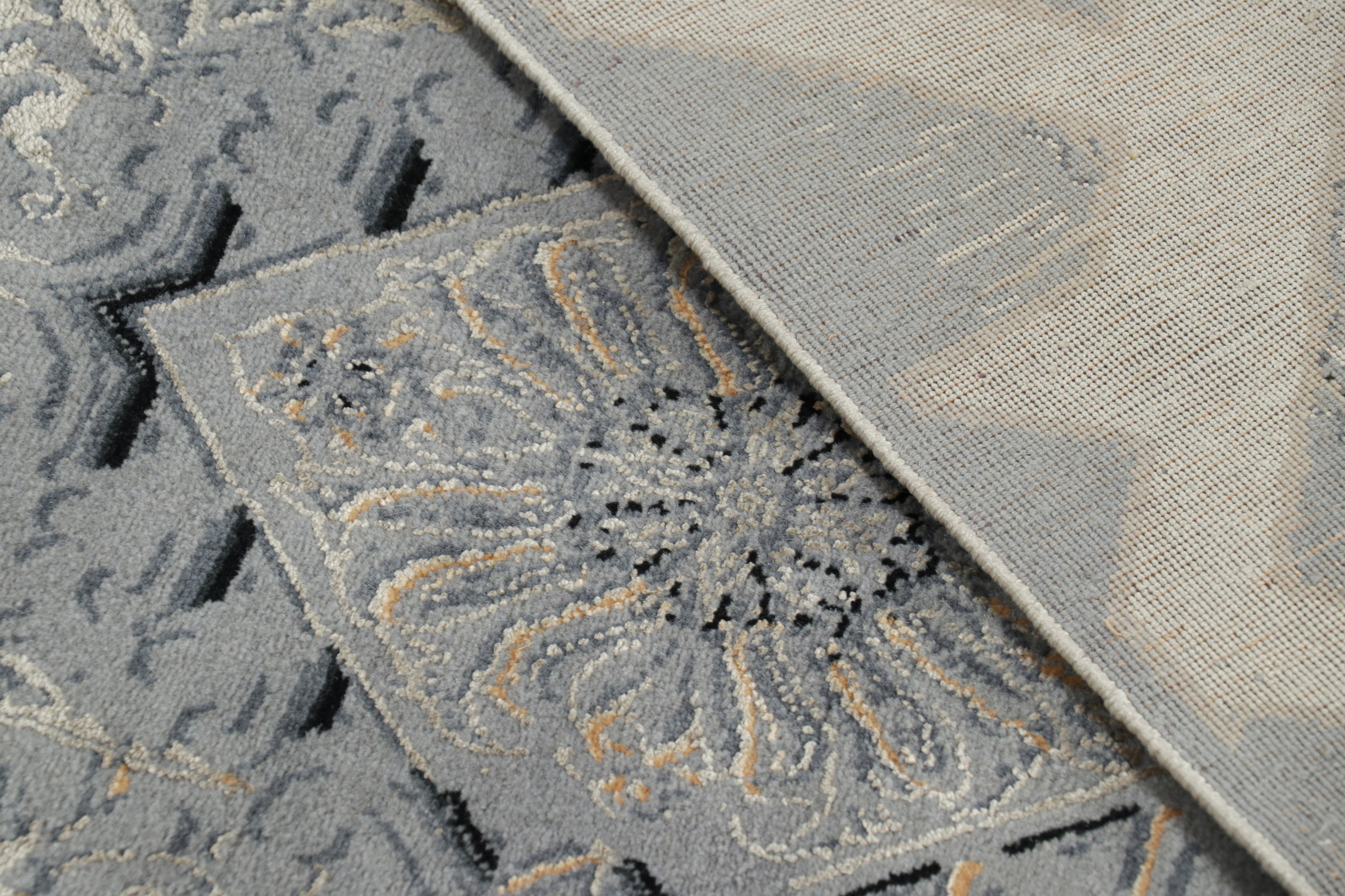 Rug & Kilim's Contemporary Teppich mit grauen Medaillons und geometrischen Mustern Kian im Angebot 1