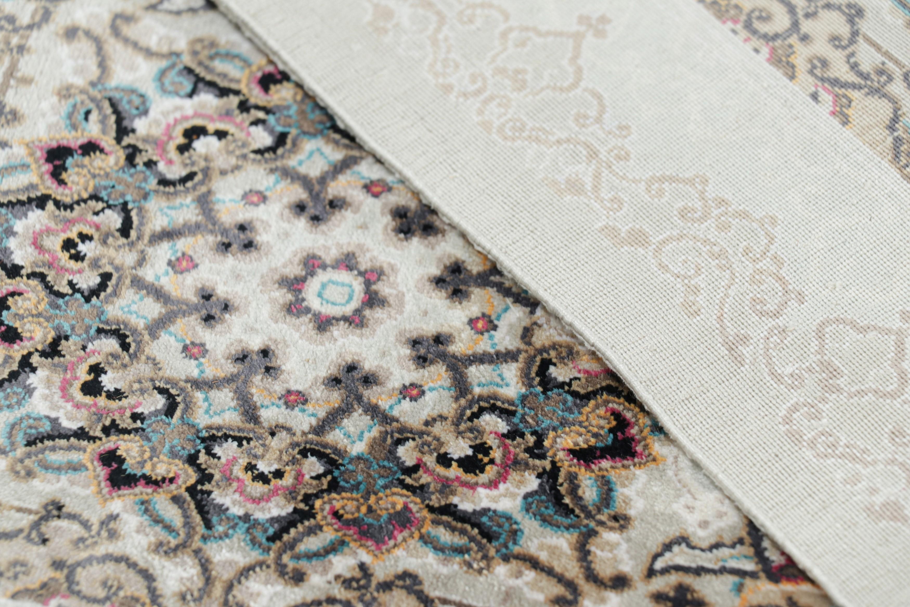 Laine Tapis Modern Classics de Rug & Kilim avec médaillon rouge en vente