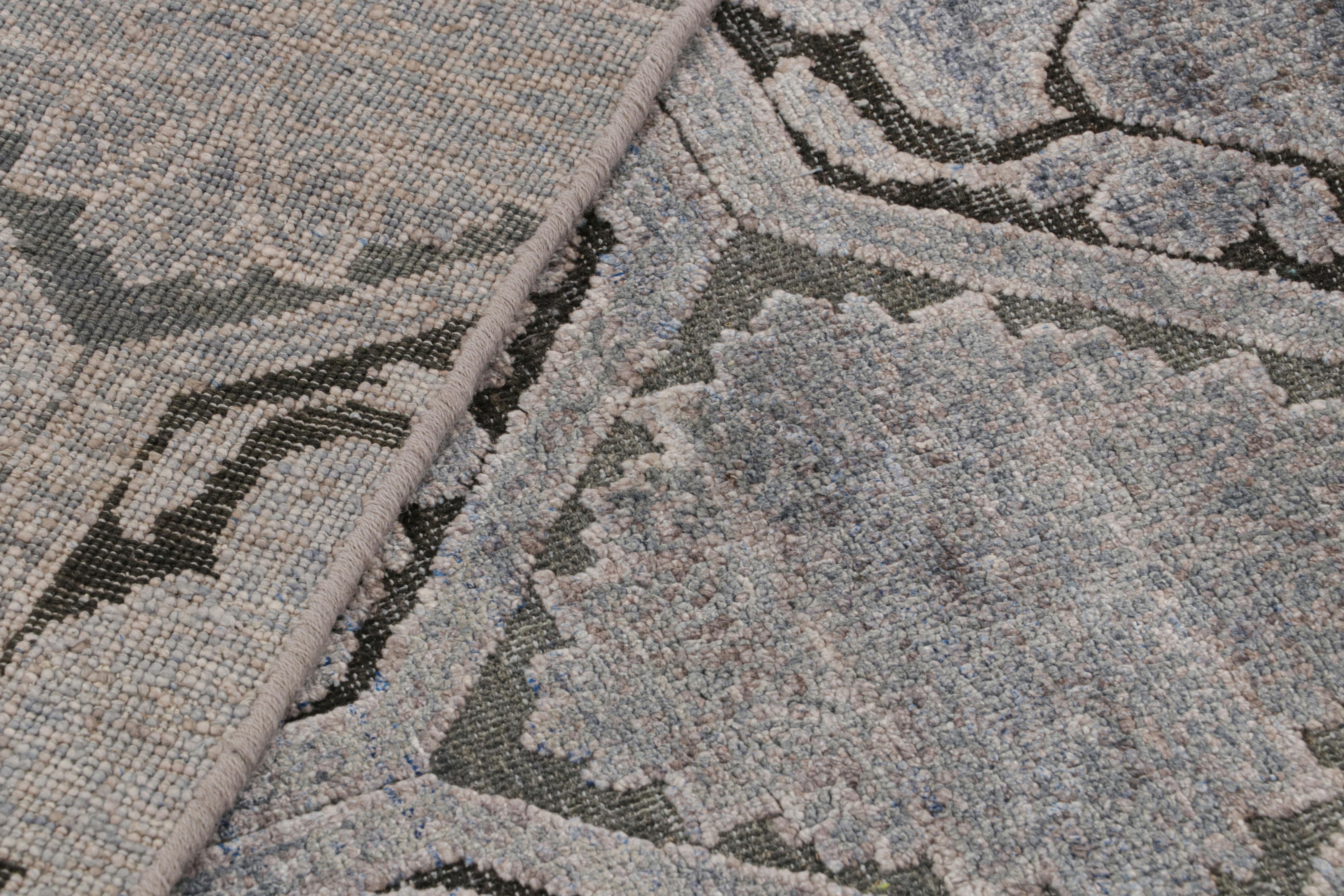 Soie Rug & Kilim's Modern Classics Rug With Silver-Gray and Blue Medallions (Tapis Modernes avec médaillons gris-argent et bleus) en vente