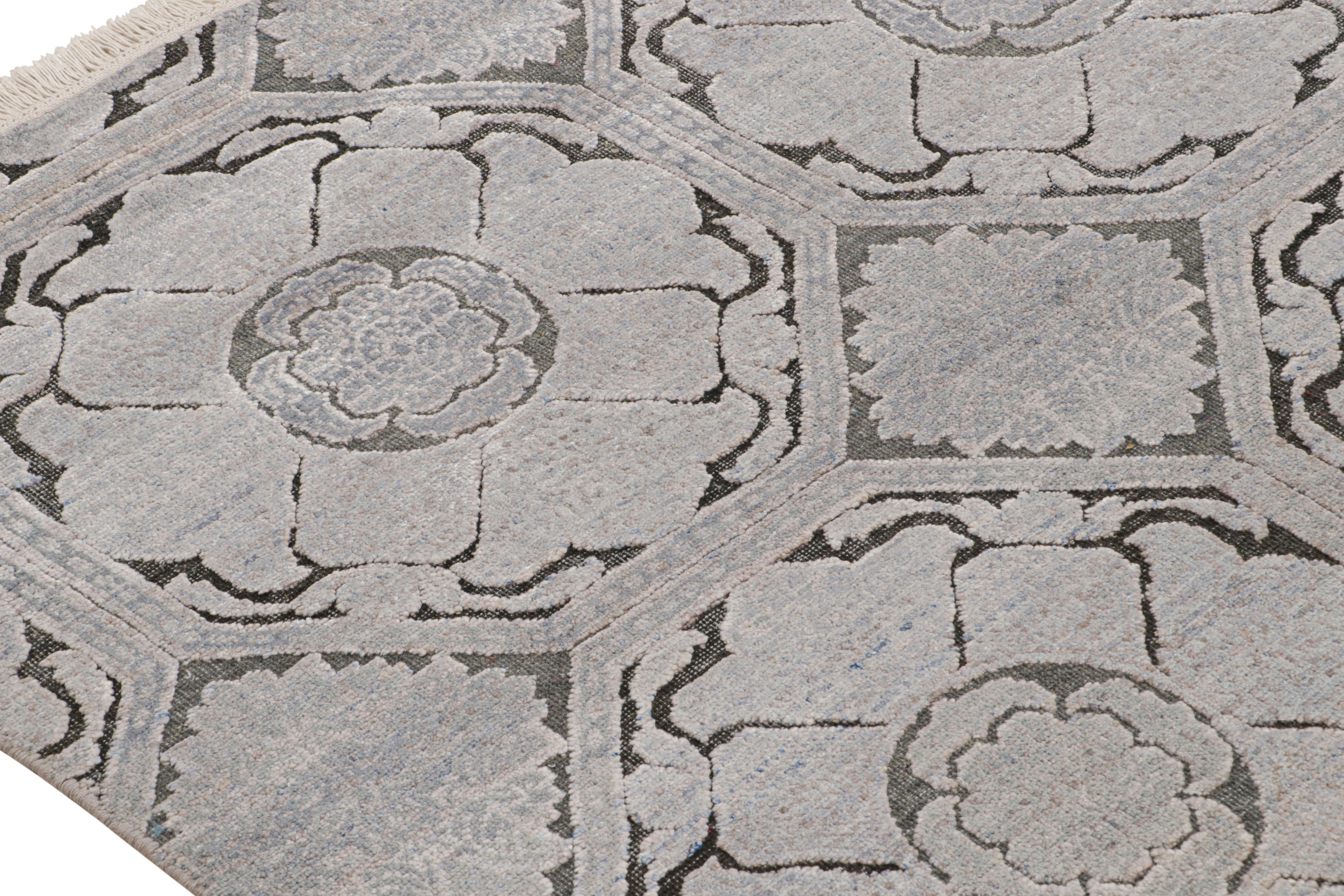 Rug & Kilim's Modern Classics Rug With Silver-Gray and Blue Medallions (Tapis Modernes avec médaillons gris-argent et bleus) Neuf - En vente à Long Island City, NY