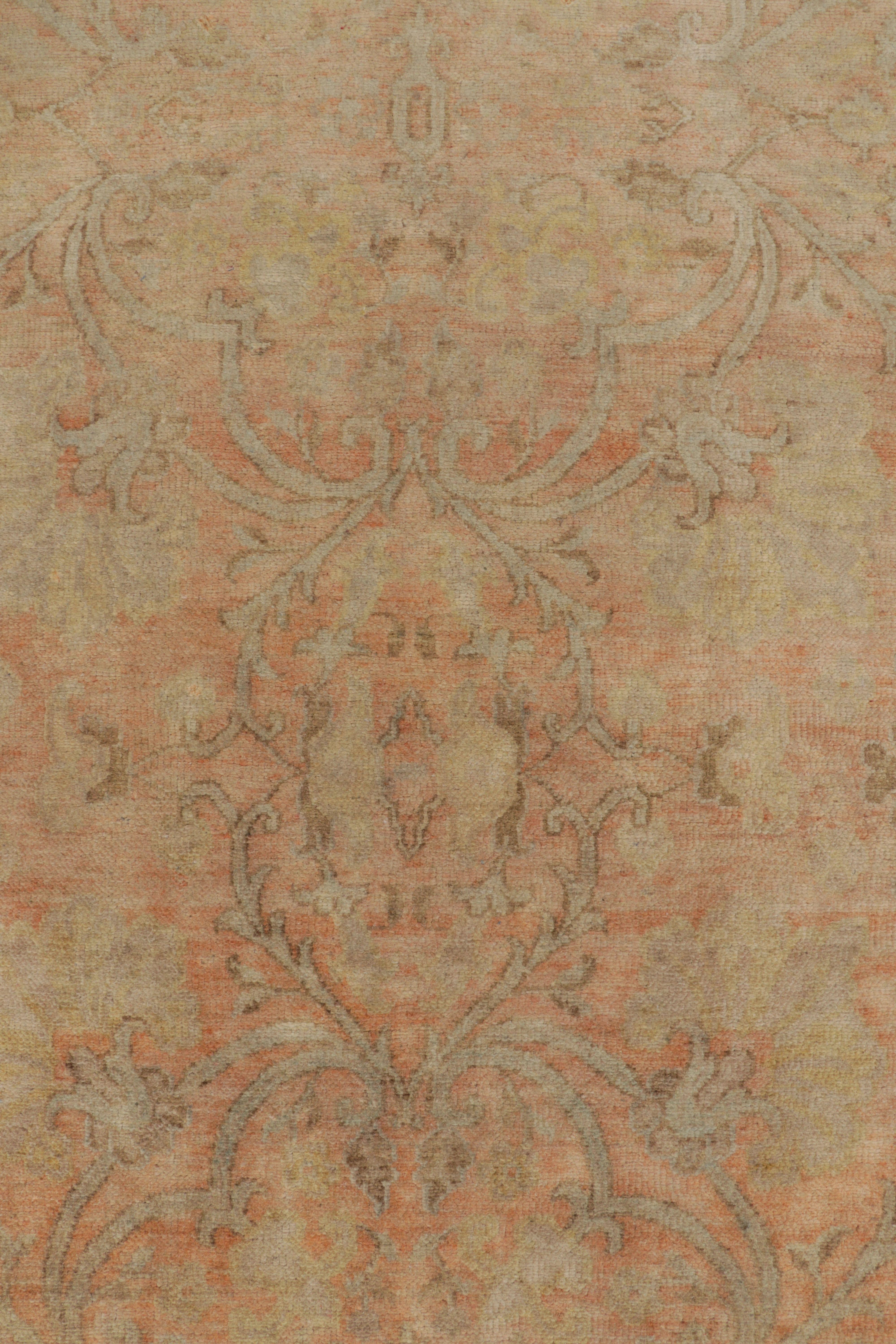 Rug & Kilim's Modern Classics Teppich mit traditionellem All-Over-Muster in Gold und im Zustand „Gut“ im Angebot in Long Island City, NY