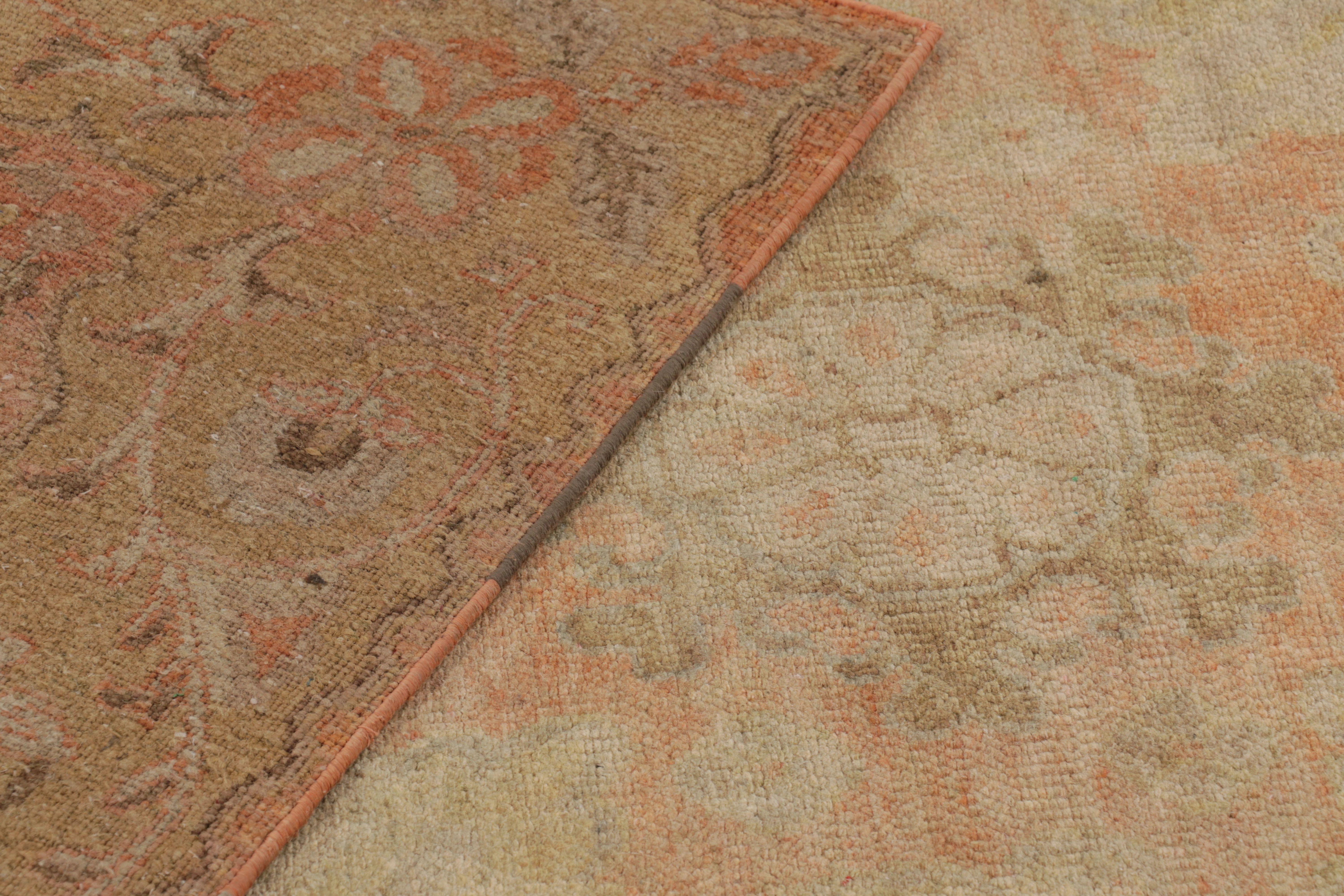 Rug & Kilim's Modern Classics Teppich mit traditionellem All-Over-Muster in Gold und im Angebot 1