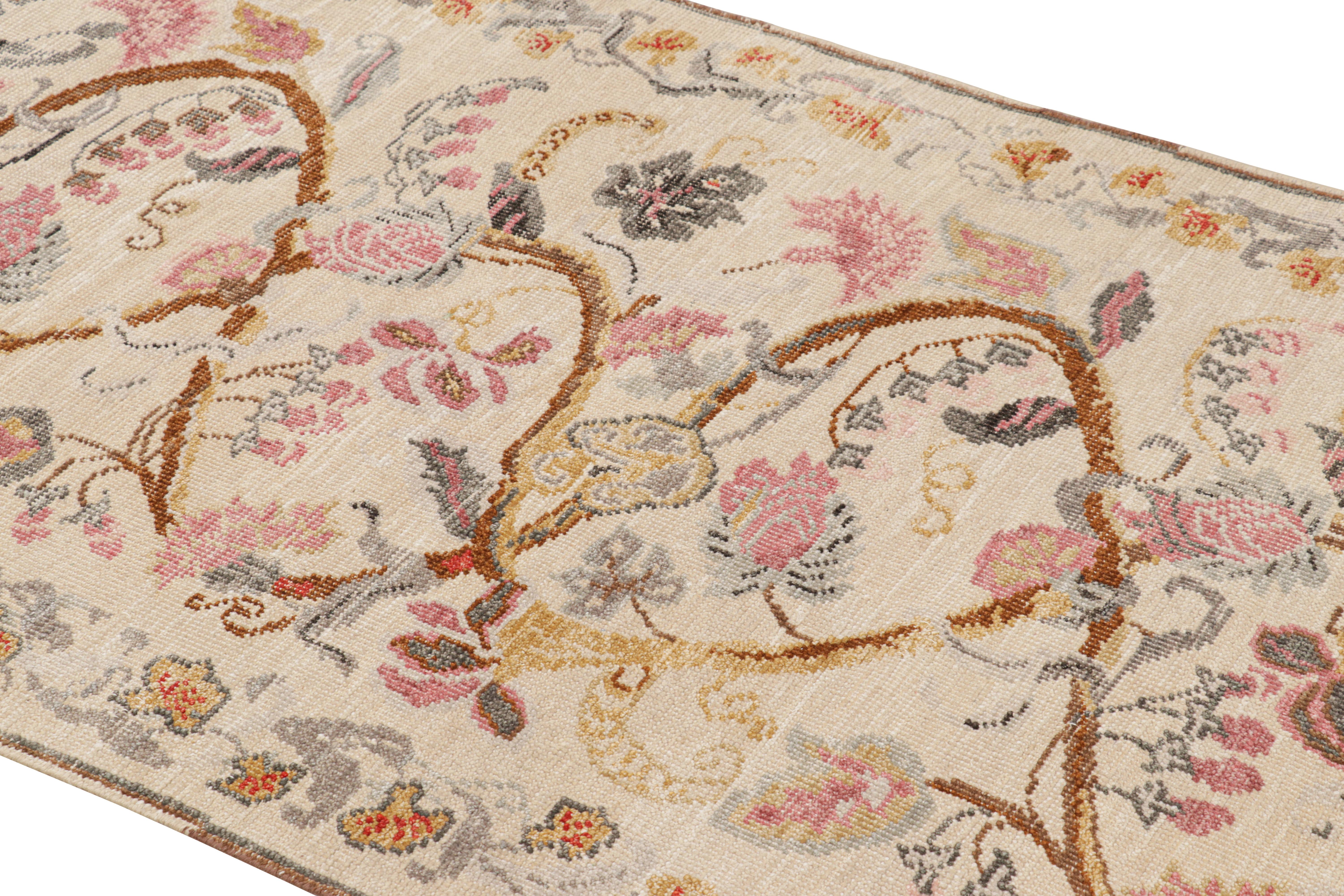 Dieser handgeknüpfte Teppich aus Wolle und Seide in der Größe 4x9 ist ein fabelhaftes neues Design aus der Modern Classics Collection'S von Rug & Kilim. Das Design ist inspiriert von den seltenen und einzigartigen amerikanischen Hakenteppichen, die