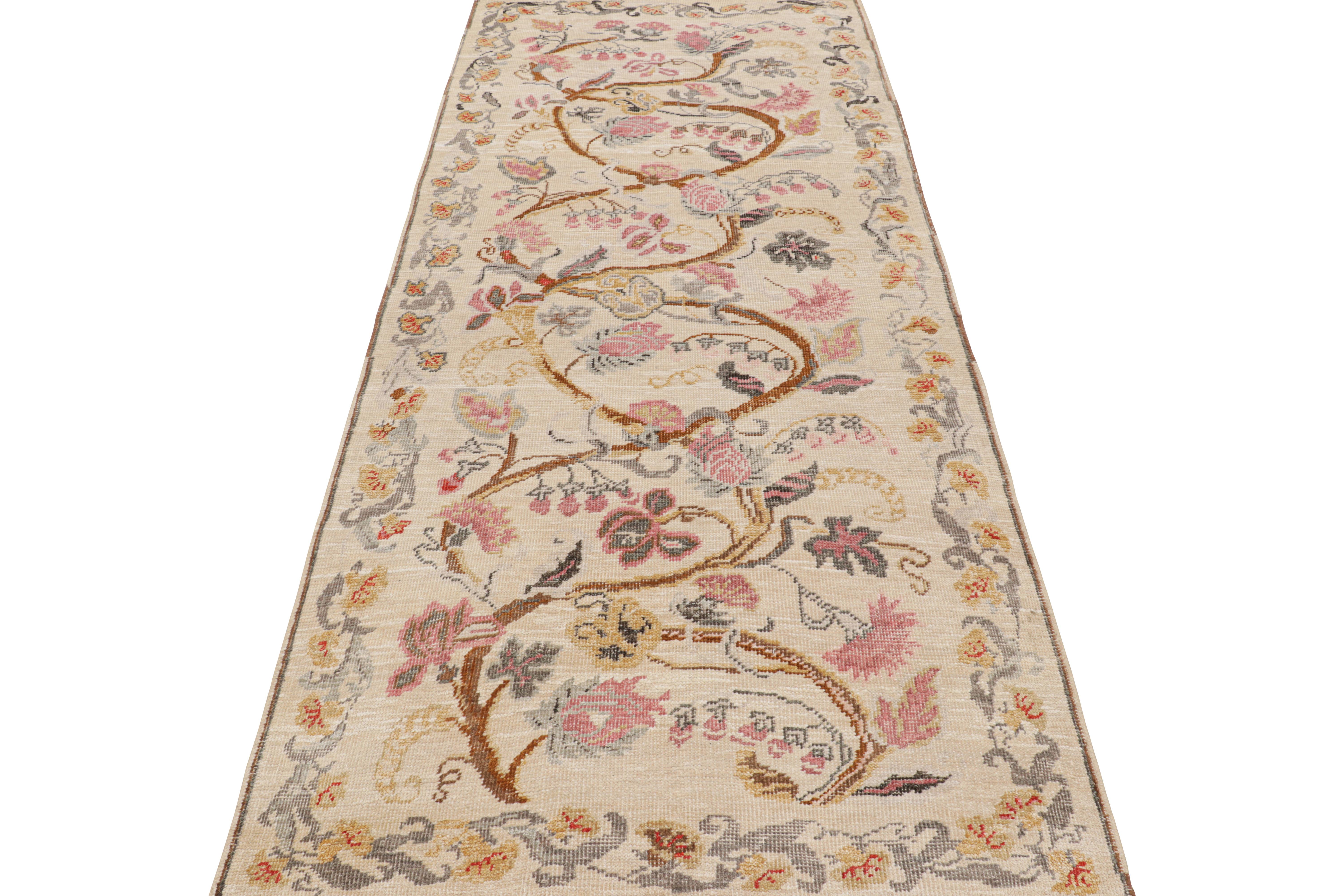 Rug & Kilim's Modern Classics Läufer in Creme mit Blumenmustern (Handgeknüpft) im Angebot