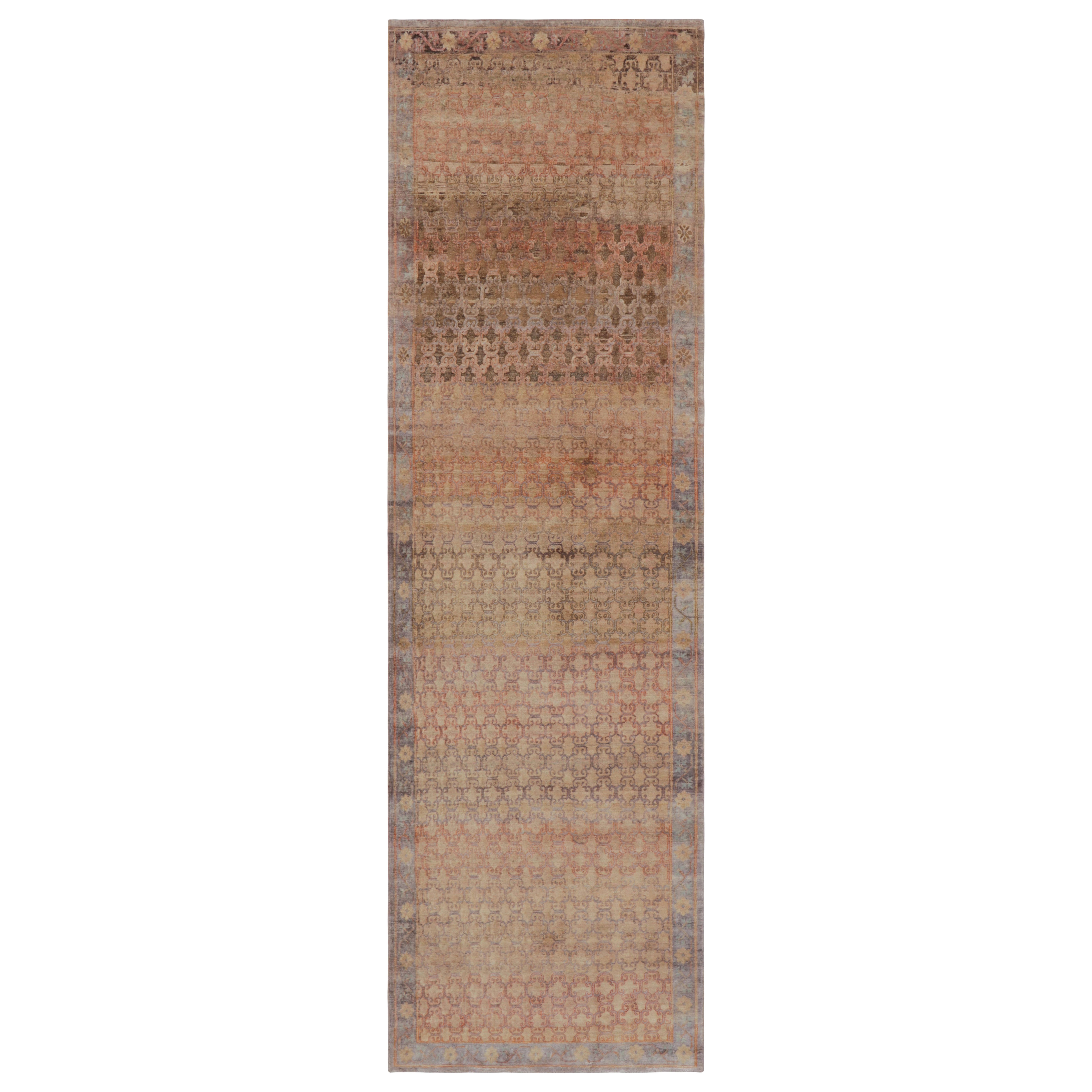 Rug & Kilim's Modern Classics Läufer in Ombre Rust und Mauve Floral Lattice