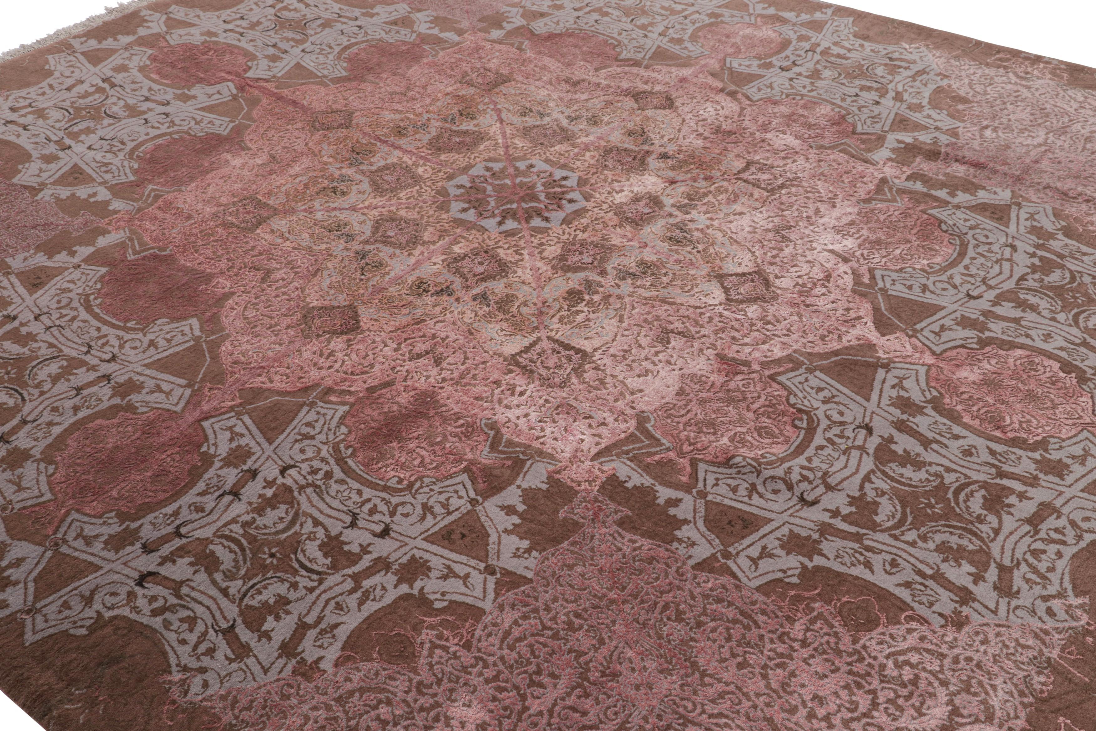 Questo tappeto 9x10 rappresenta una nuova e audace linea della Rug & Kilim's Modern Classics Collection, una serie di tappeti contemporanei realizzati da uno dei più talentuosi atelier e designer dell'artigianato, con seta naturale annodata a mano