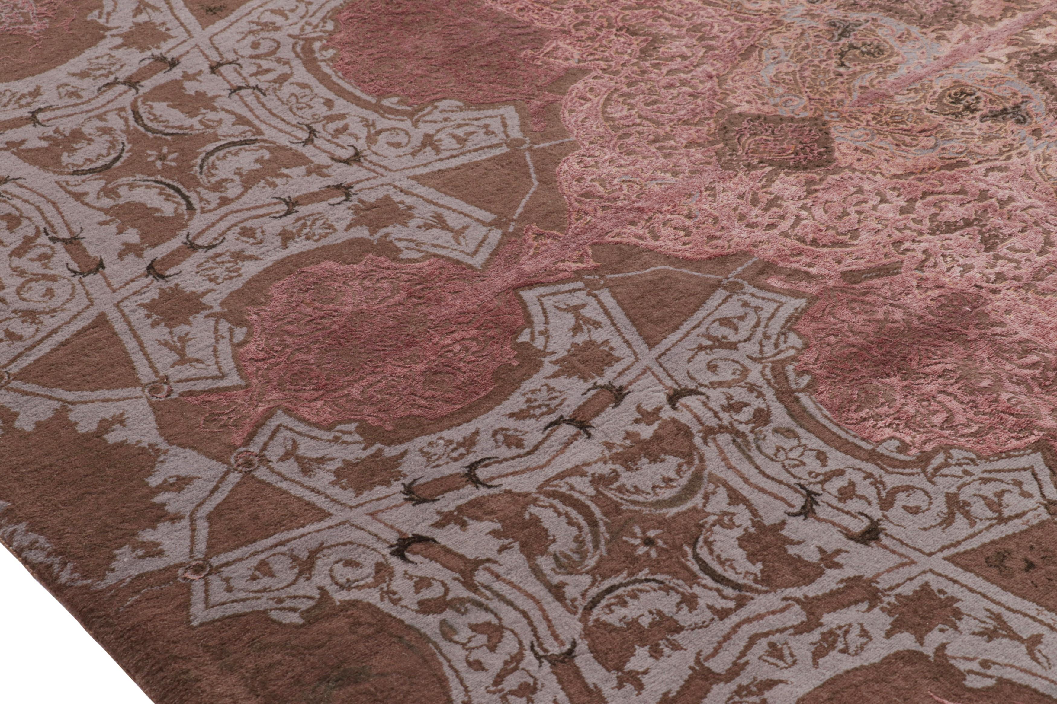 Tappeto quadrato Modern Classics di Rug & Kilim, marrone con medaglione rosa 