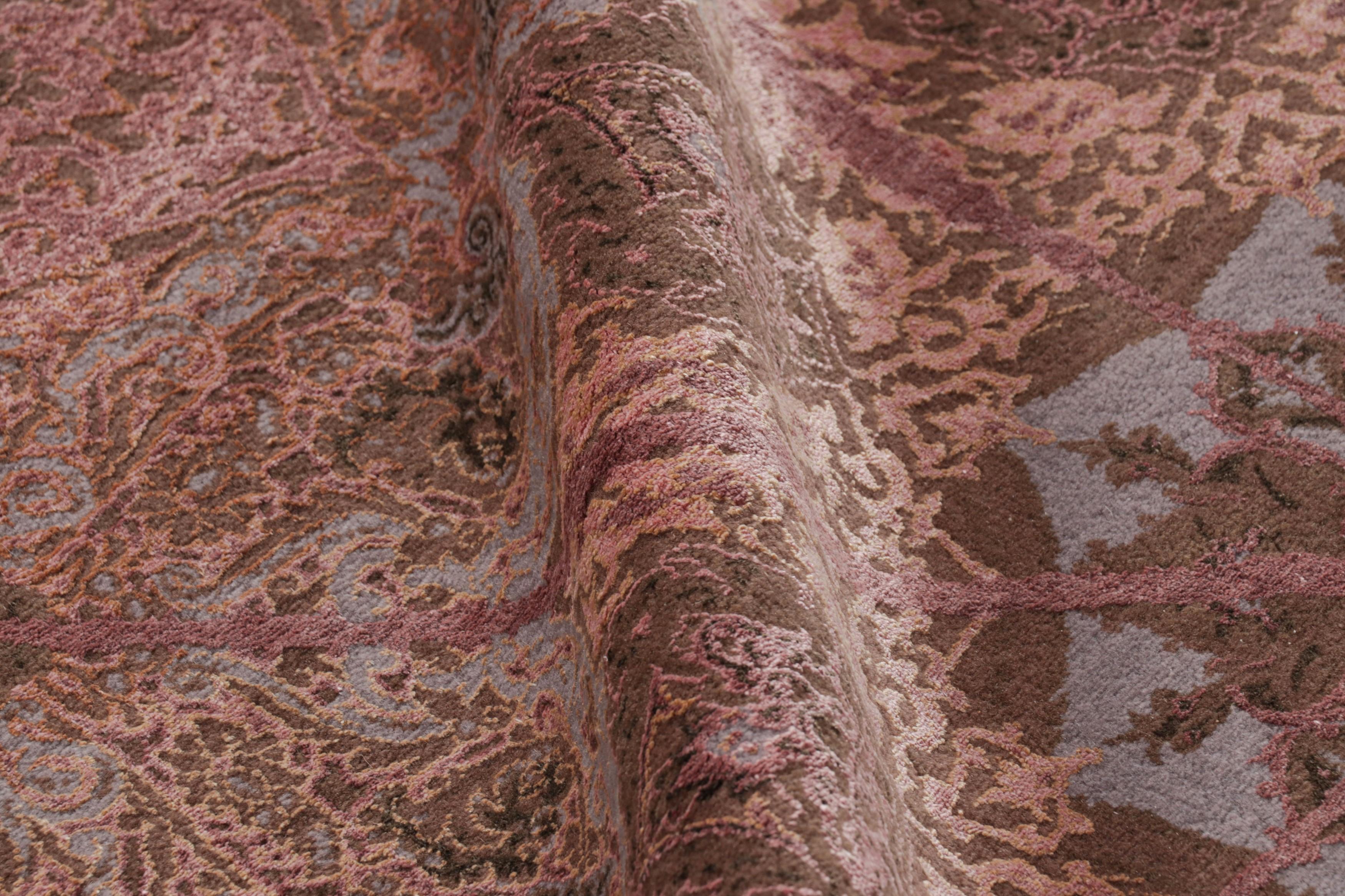 XXI secolo e contemporaneo Tappeto quadrato Modern Classics di Rug & Kilim, marrone con medaglione rosa 