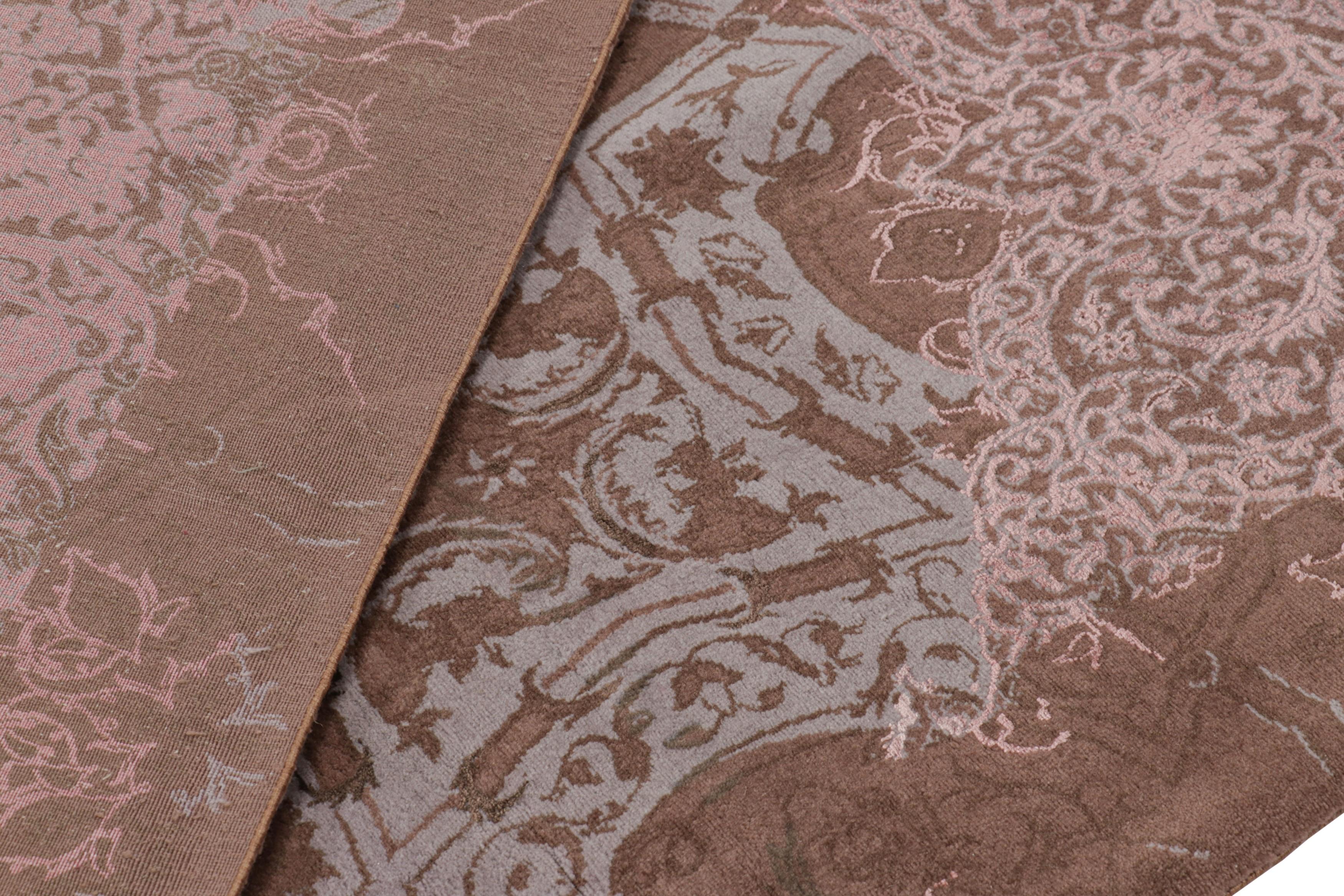 Seta Tappeto quadrato Modern Classics di Rug & Kilim, marrone con medaglione rosa 