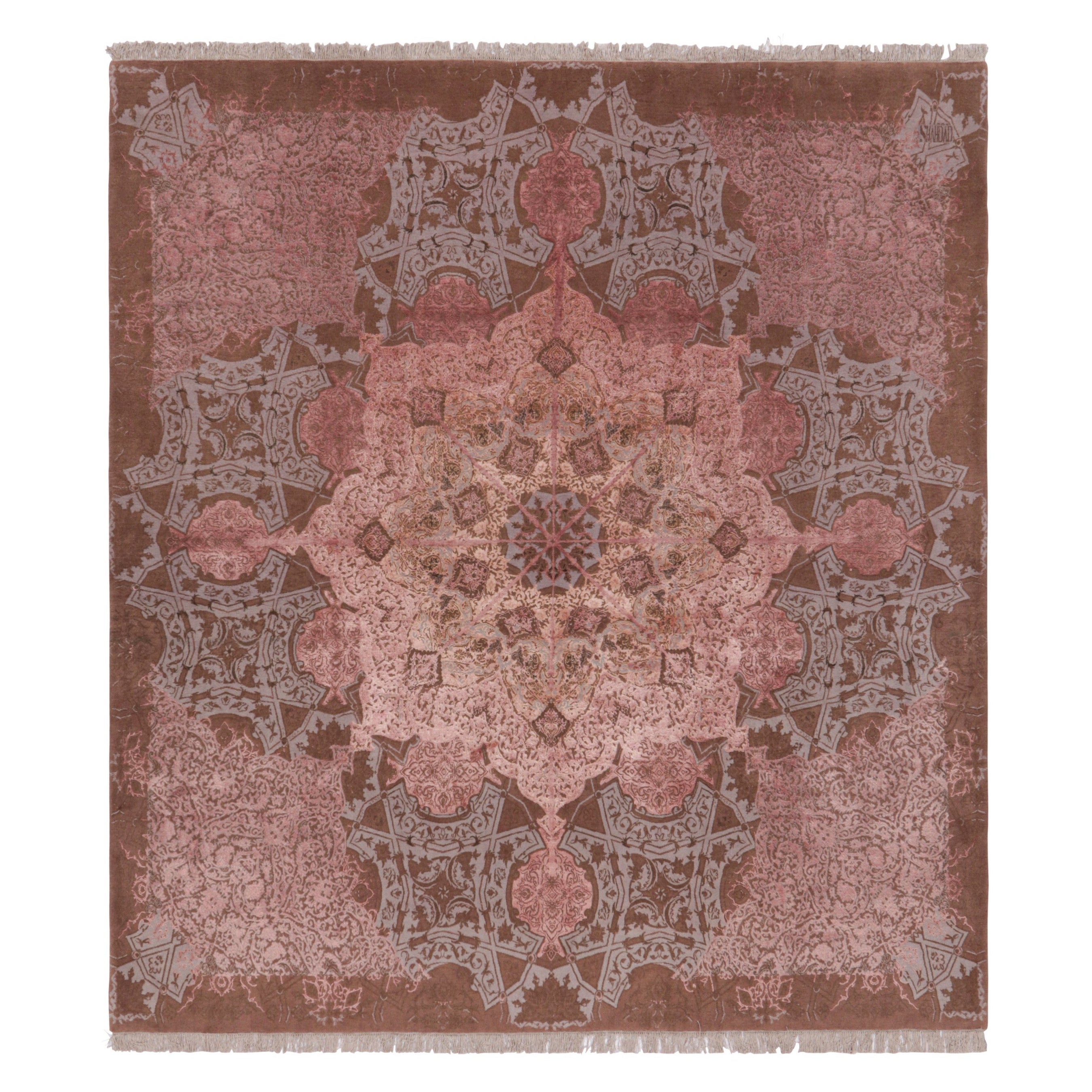 Tappeto quadrato Modern Classics di Rug & Kilim, marrone con medaglione rosa "Hendesi". in vendita