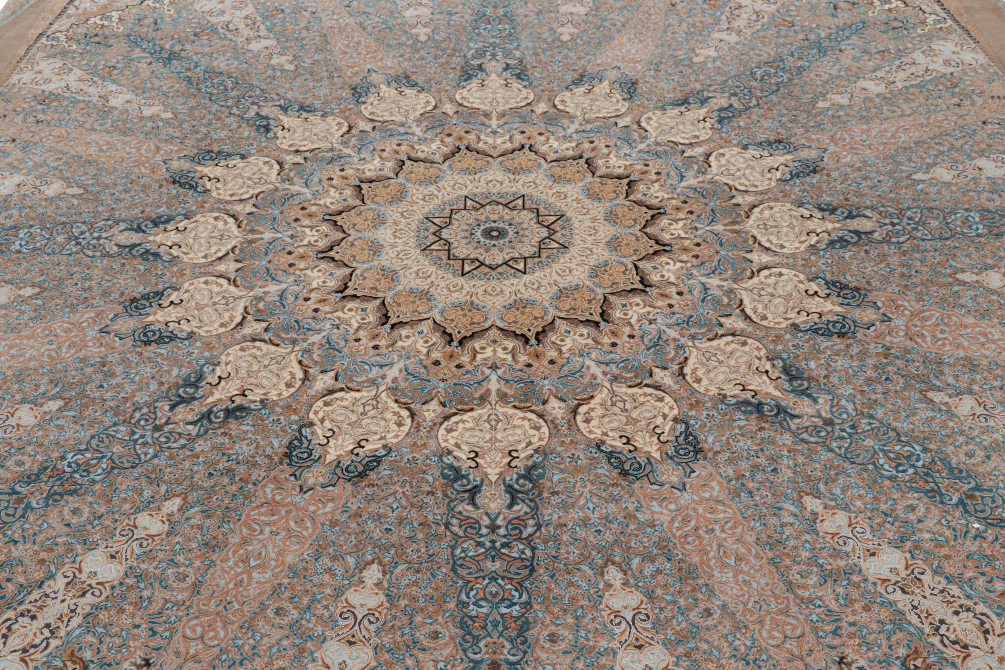 Ce tapis carré 8x8 représente une nouvelle ligne audacieuse de la Collection Modern Classics de Rug & Kilim - une série de tapis contemporains réalisés par l'un des ateliers et designers les plus talentueux de l'artisanat, avec de la soie