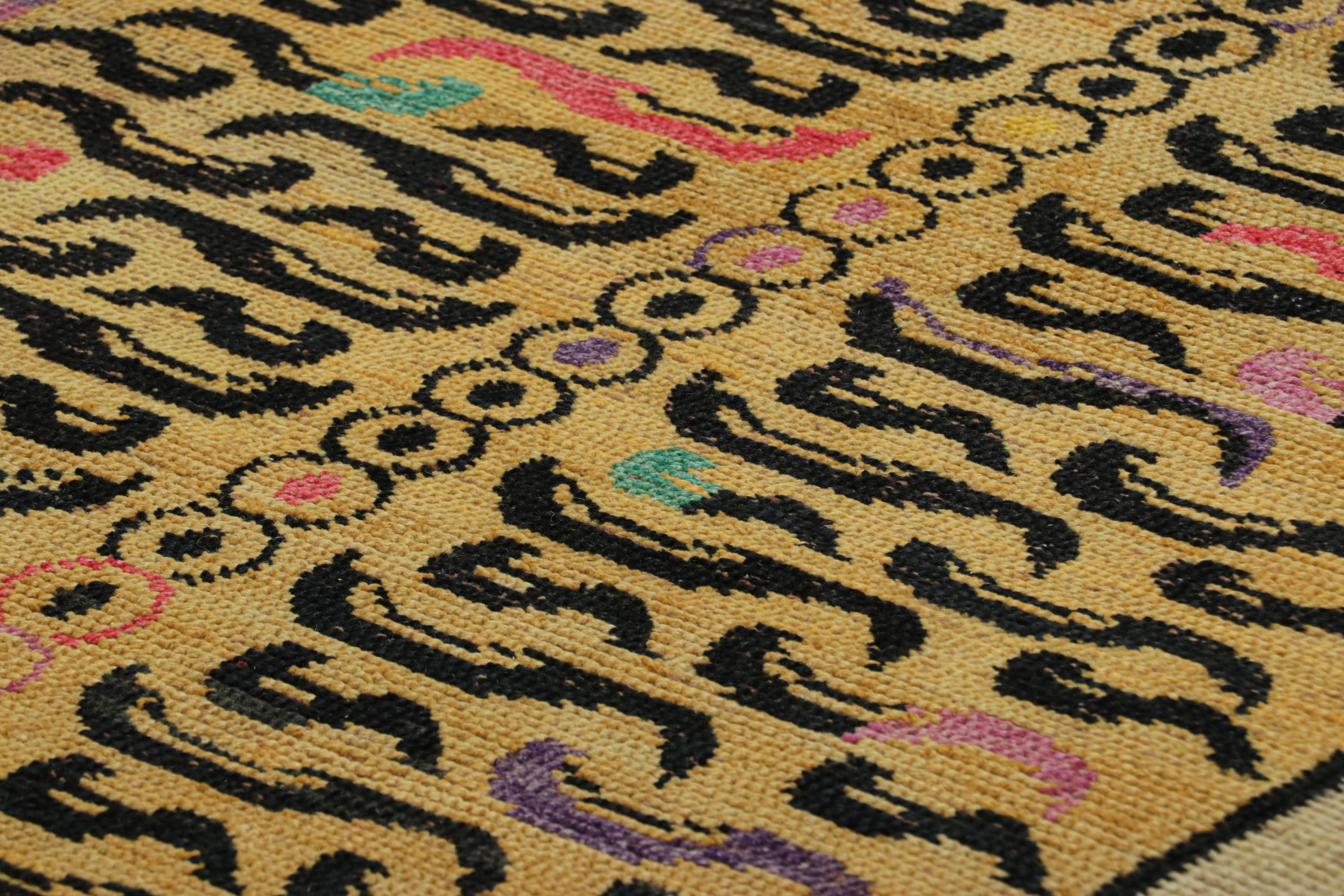 Ce tapis tigré contemporain de 5x7 est un nouvel ajout audacieux à la Collection Tigres de Rug & Kilim, qui couvre plusieurs cultures et reprend les styles picturaux emblématiques de l'art populaire et des tapis orientaux antiques faits à la main.