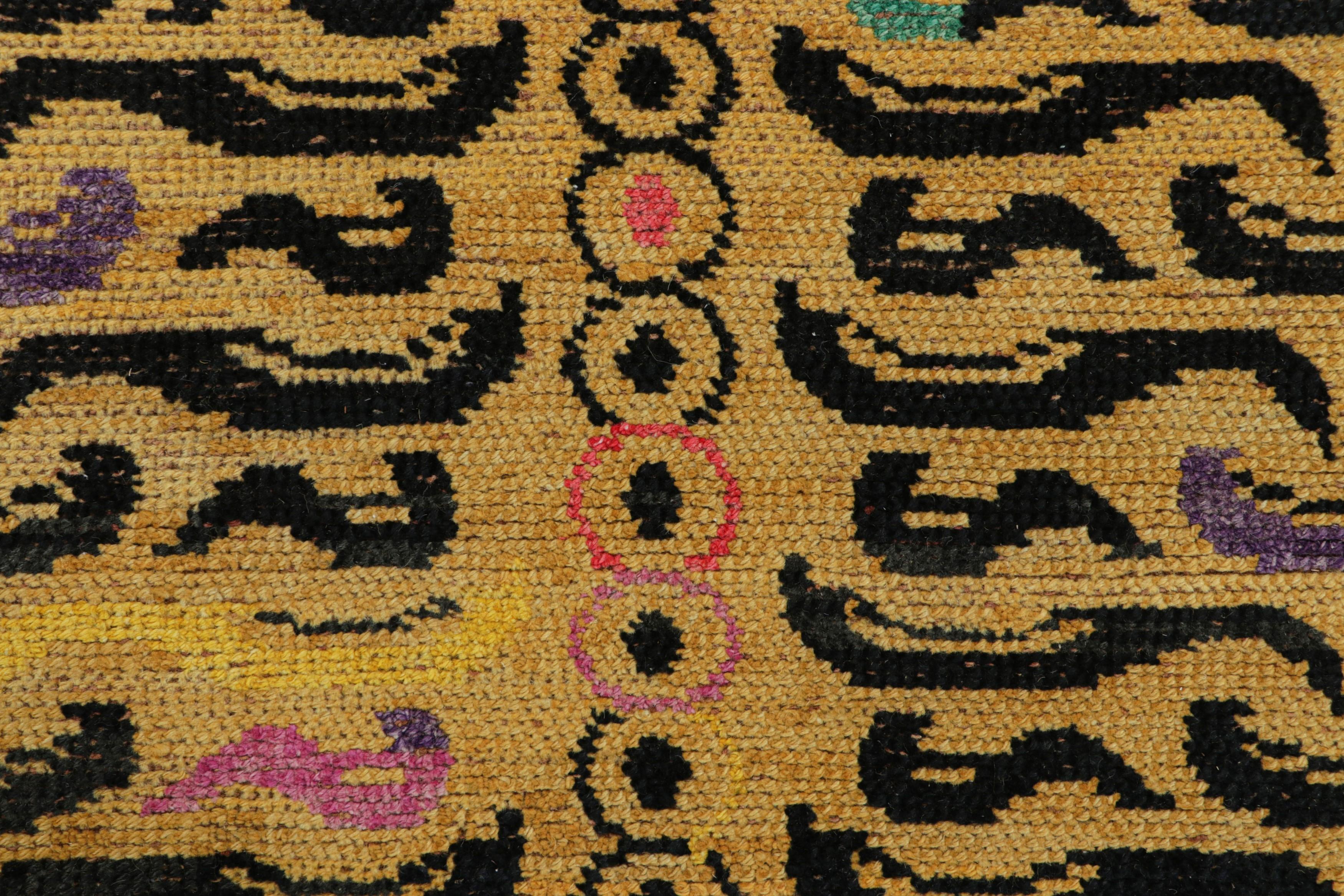 Moderne Tapis Modern Classics Tiger dans les tons or et noir de Rug & Kilim en vente