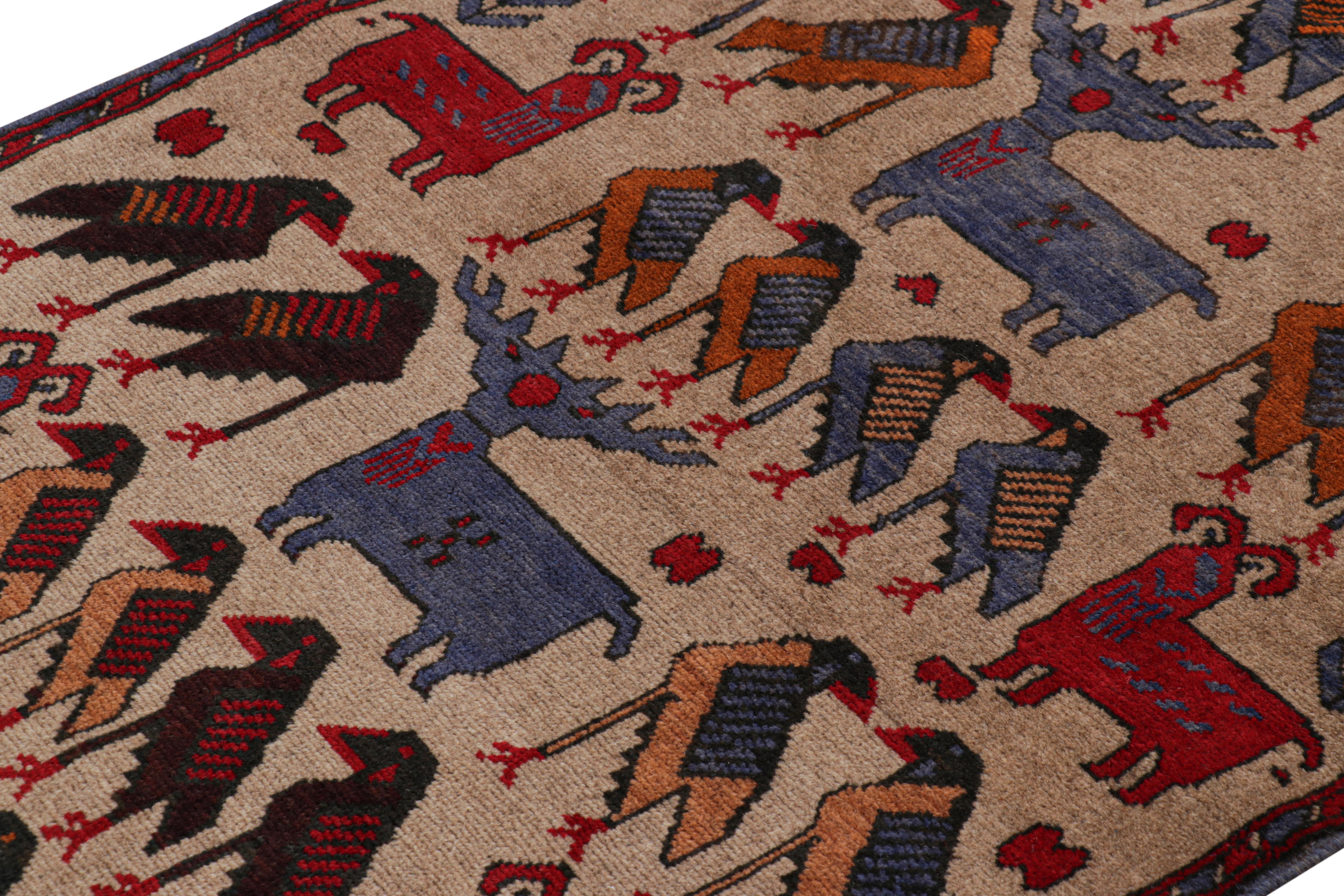 Dieser moderne Bildteppich 3x5 aus handgeknüpfter Wolle repräsentiert eine neue Linie von Stammesteppichen in der Modern Classics Collection'S von Rug & Kilim. Jedes Stück repräsentiert die Arbeit von Weberinnen in Afghanistan, die die reiche