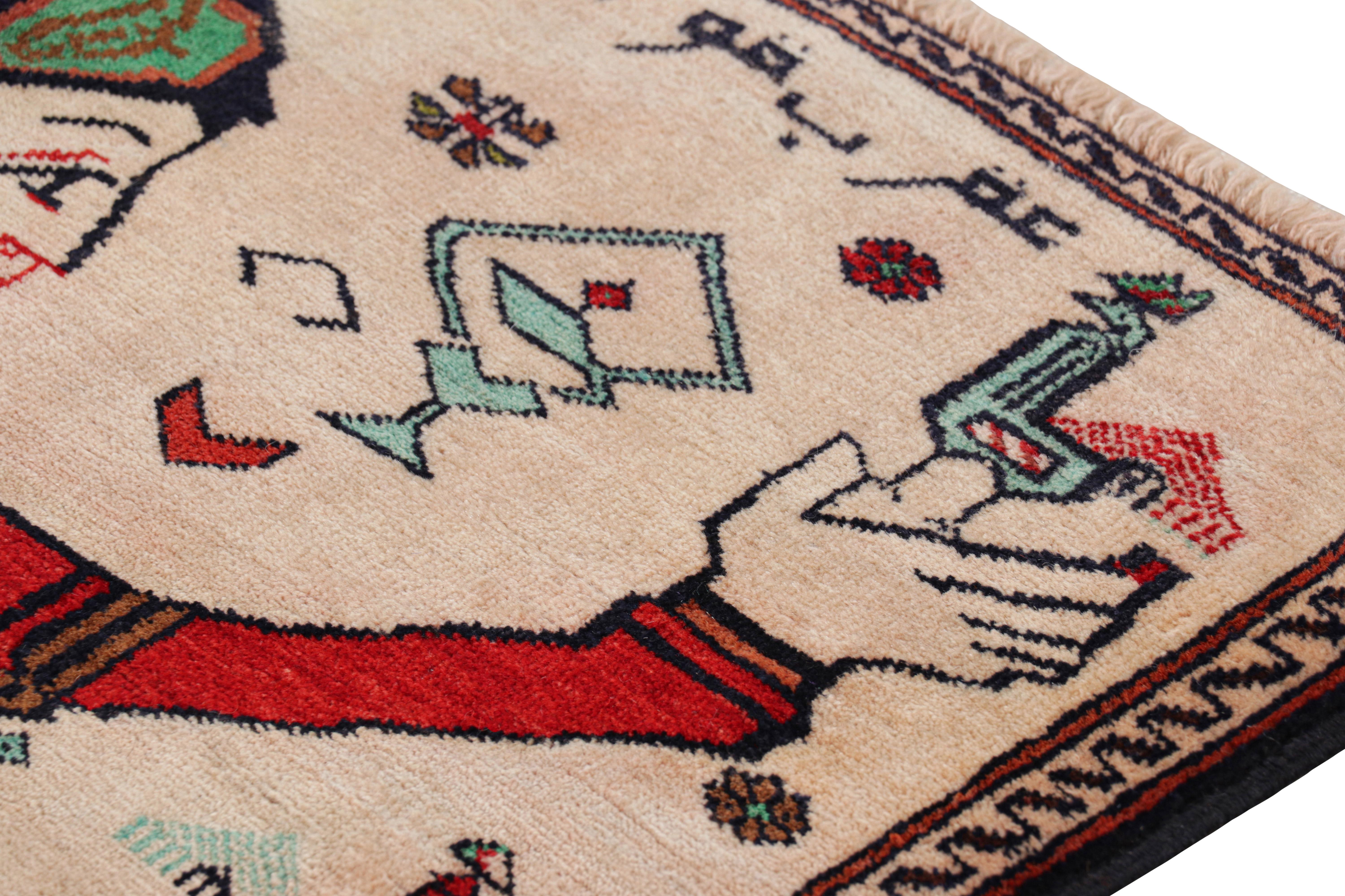 XXI secolo e contemporaneo Tappeto Tribale Modern Classics di Rug & Kilim in beige con immagini umane in vendita