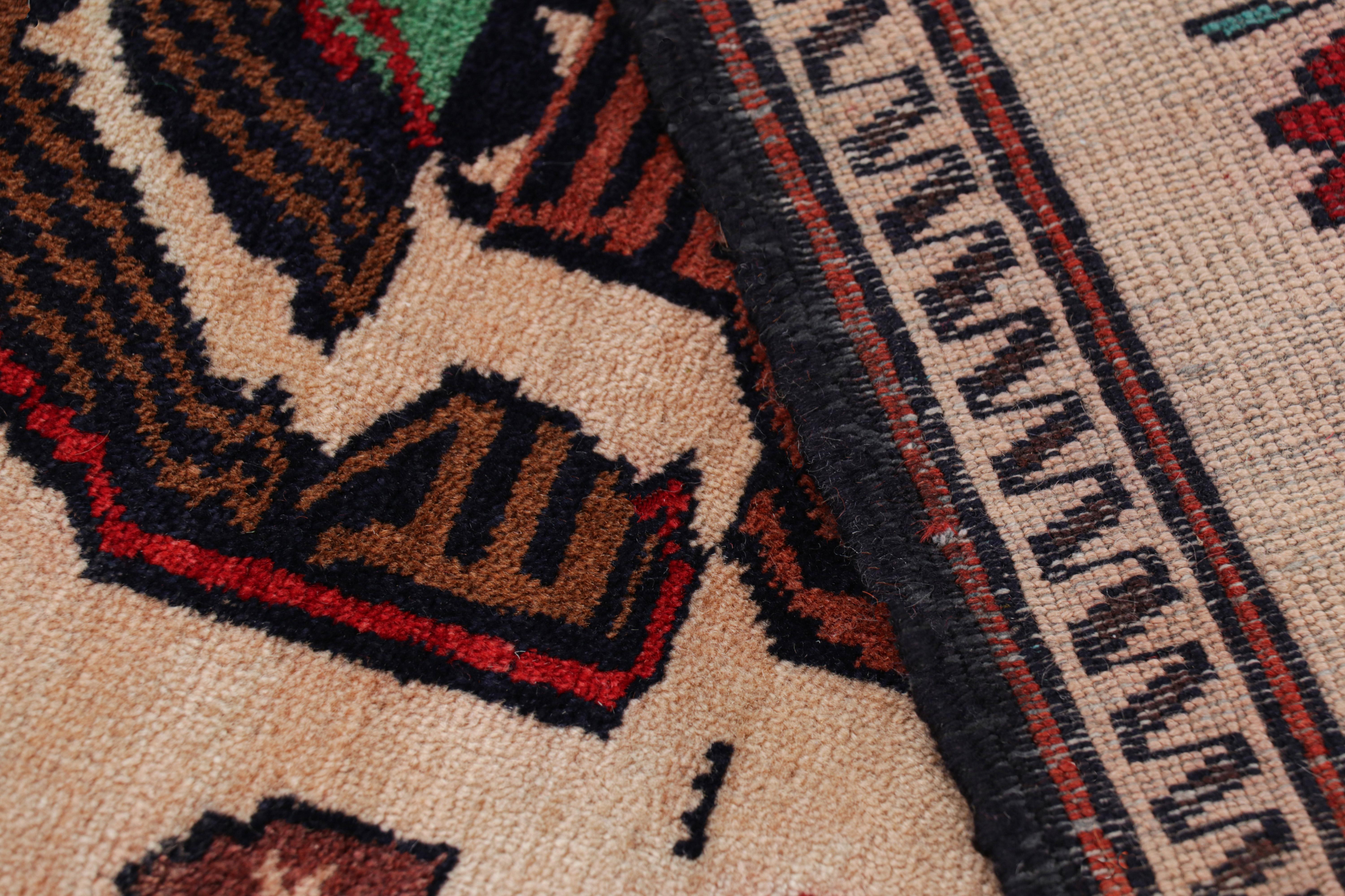 Lana Tappeto Tribale Modern Classics di Rug & Kilim in beige con immagini umane in vendita