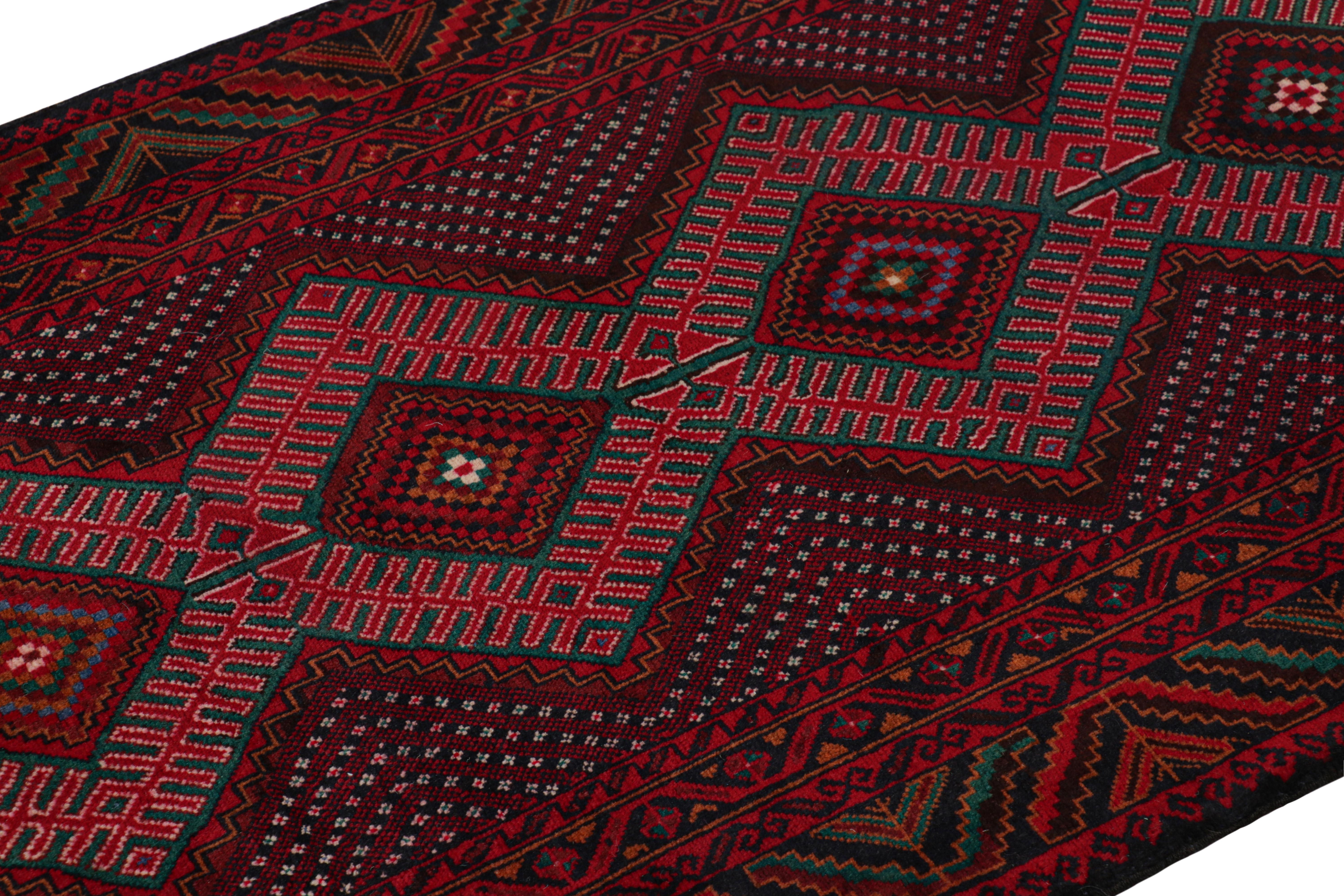 Dieser moderne geometrische Teppich 3x4 aus handgeknüpfter Wolle repräsentiert eine neue Linie von Stammesteppichen in der Modern Classics Collection'S von Rug & Kilim. Jedes Stück repräsentiert die Arbeit von Weberinnen in Afghanistan, die die