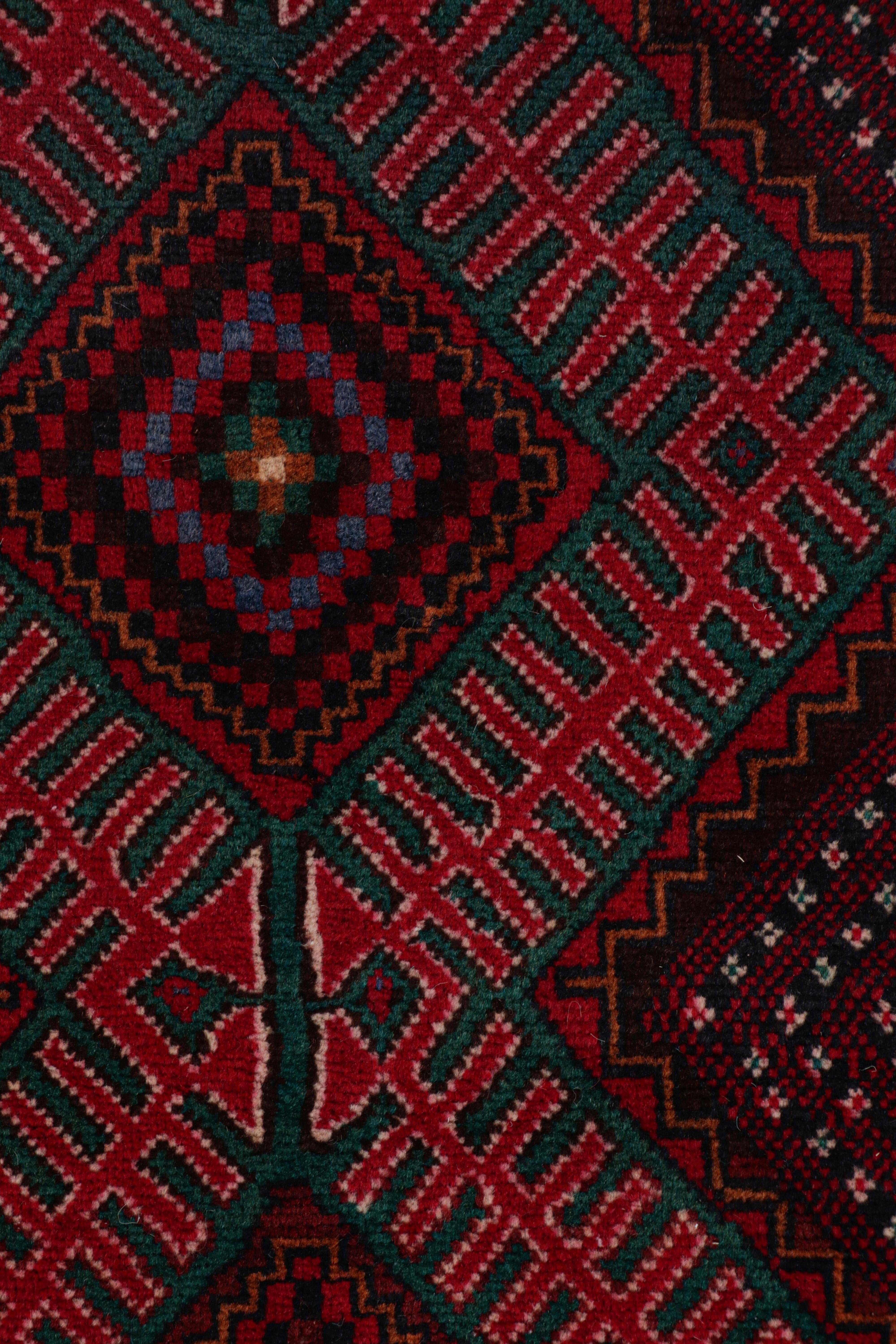 Rug & Kilim's Modern Classics Stammesteppich in Rot mit geometrischen Medaillons (Stammeskunst) im Angebot