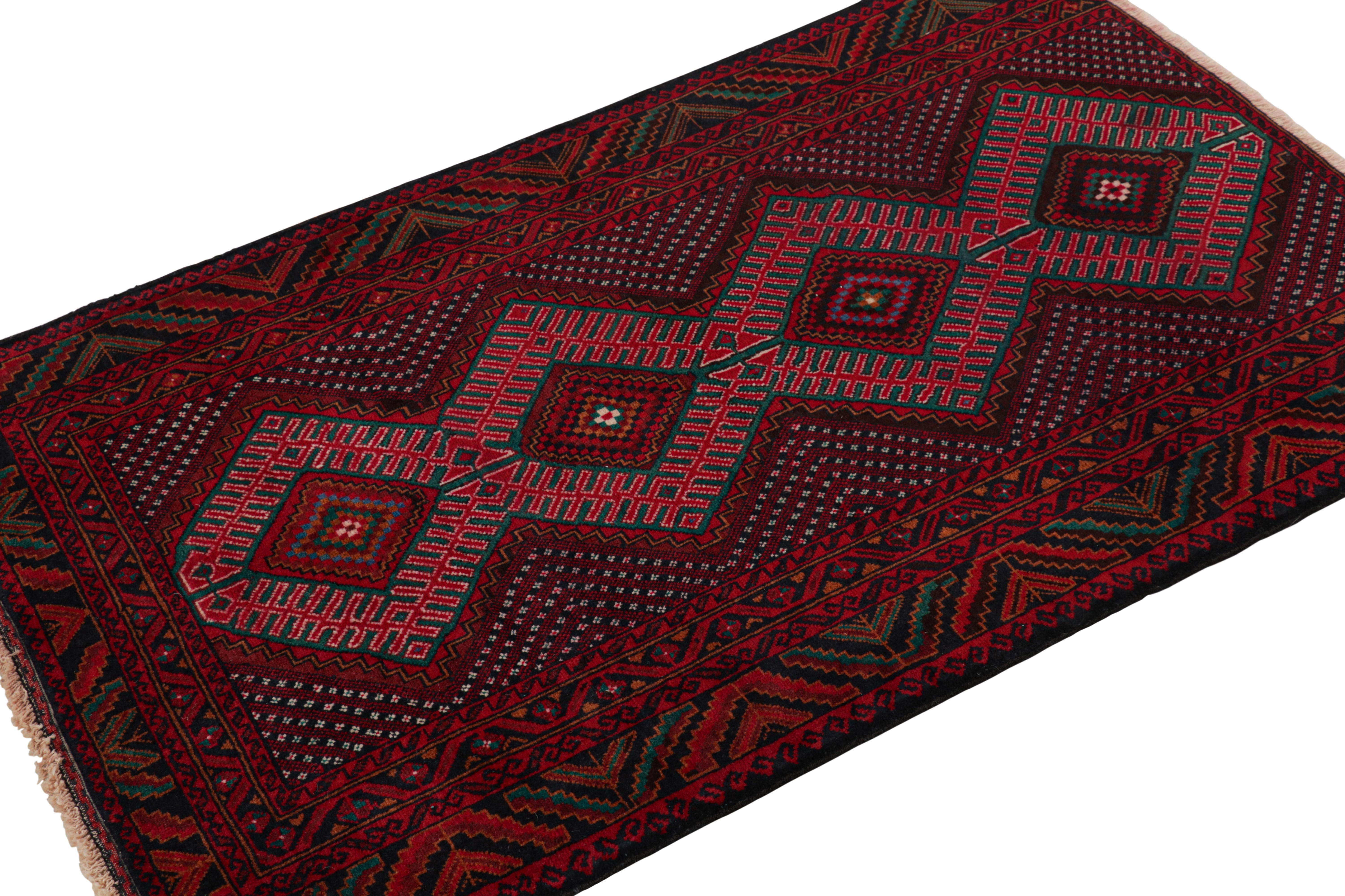 Rug & Kilim's Modern Classics Stammesteppich in Rot mit geometrischen Medaillons (Afghanisch) im Angebot