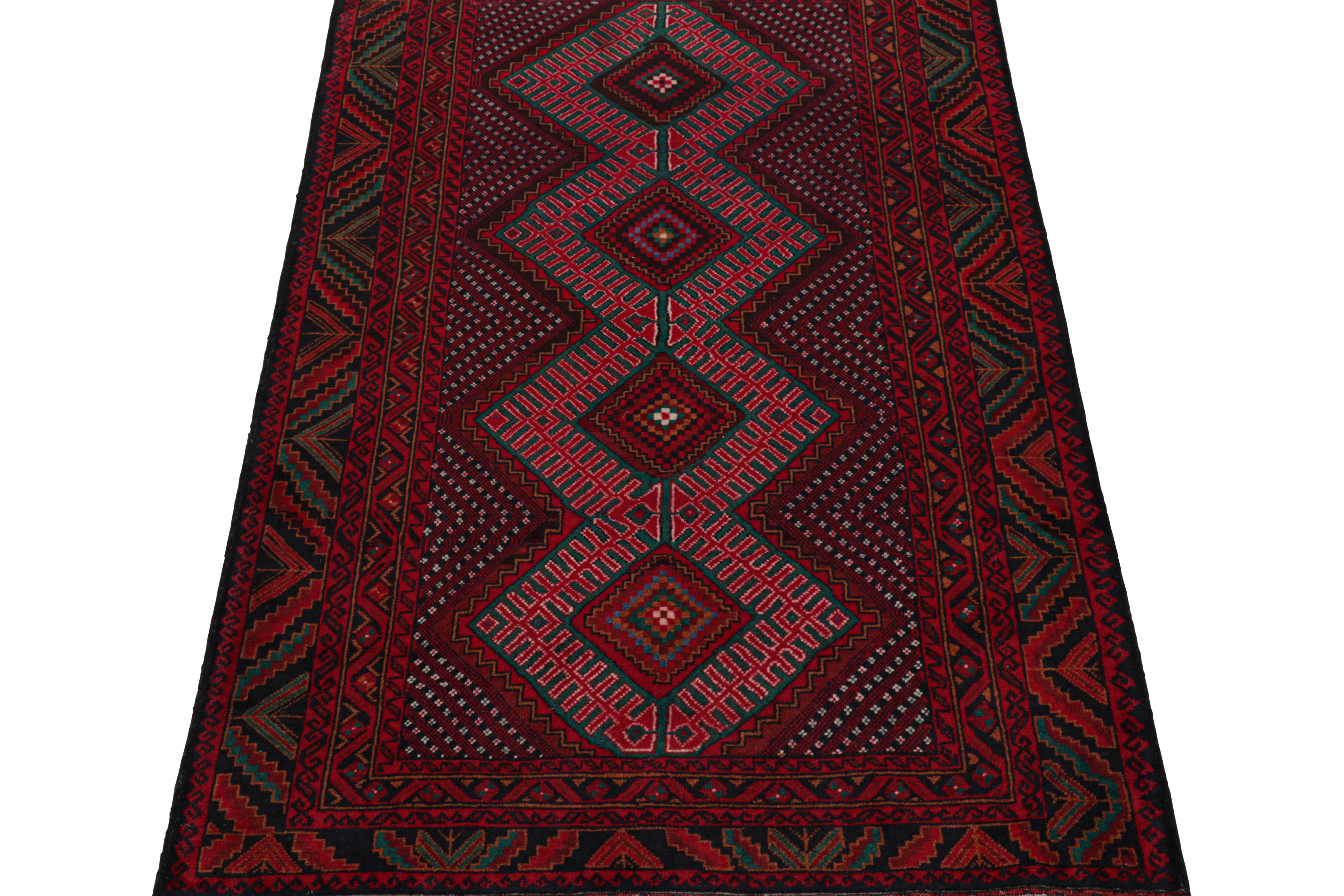 Rug & Kilim's Modern Classics Stammesteppich in Rot mit geometrischen Medaillons (Handgeknüpft) im Angebot