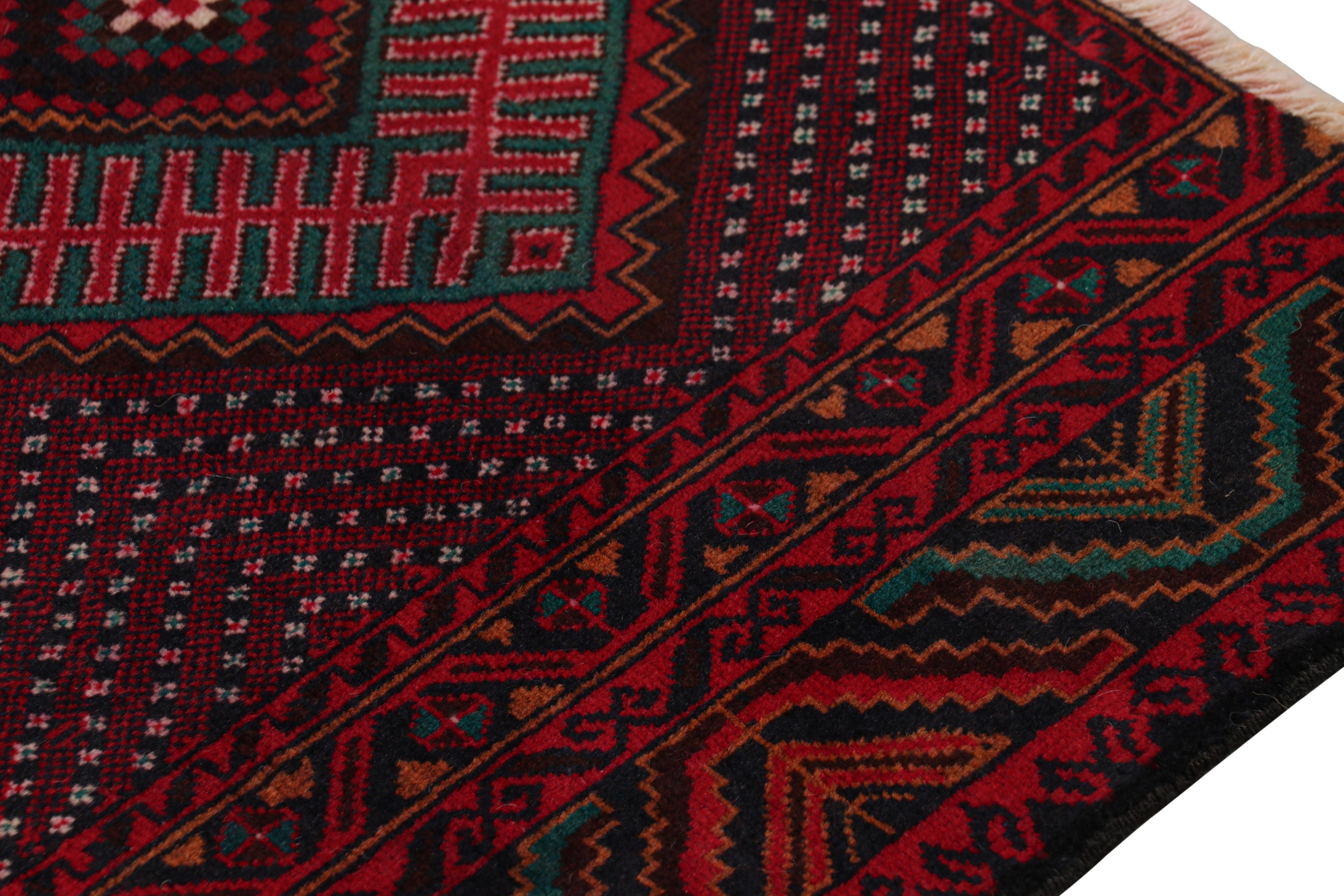 Rug & Kilim's Modern Classics Stammesteppich in Rot mit geometrischen Medaillons im Zustand „Neu“ im Angebot in Long Island City, NY