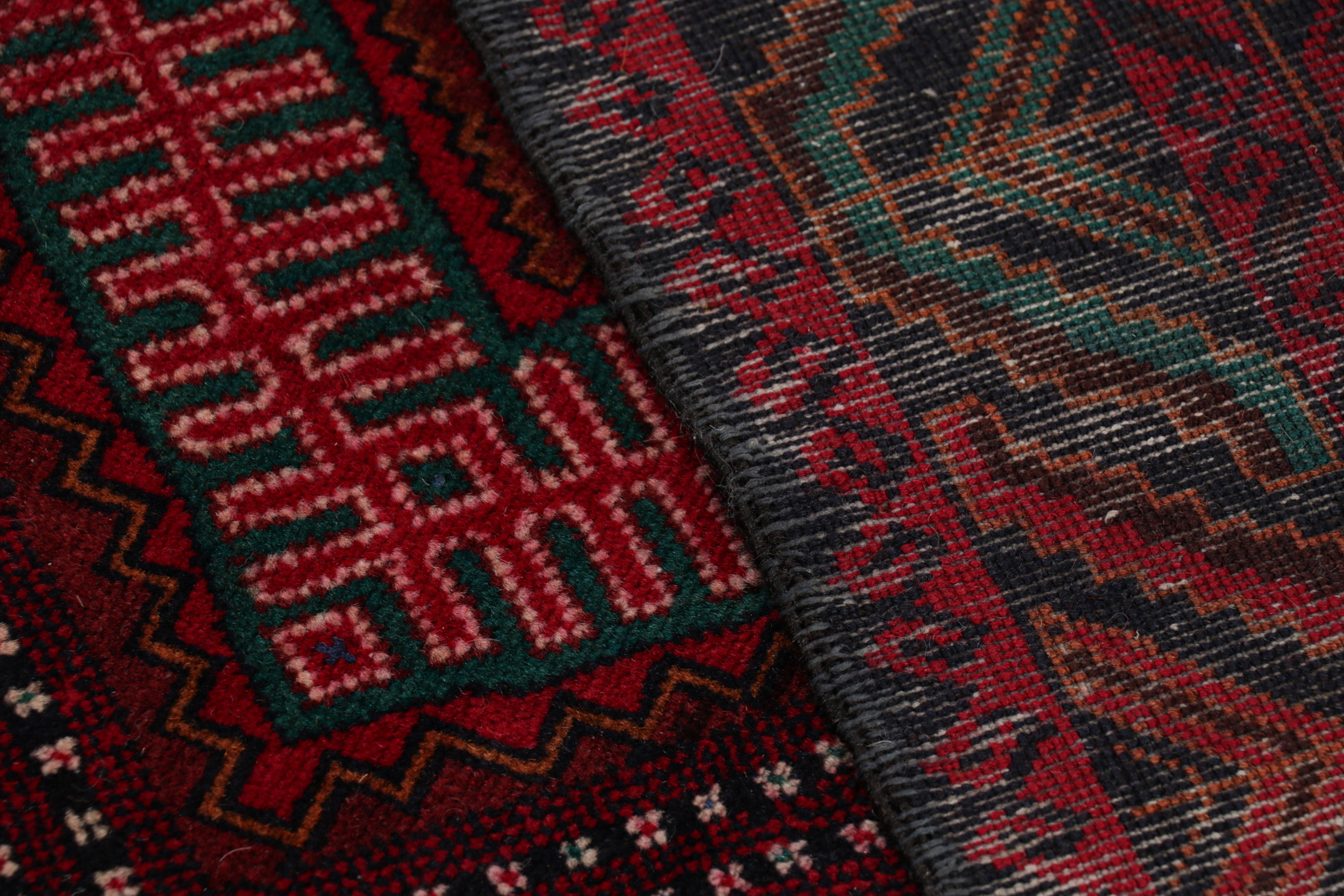 Rug & Kilim's Modern Classics Stammesteppich in Rot mit geometrischen Medaillons (21. Jahrhundert und zeitgenössisch) im Angebot