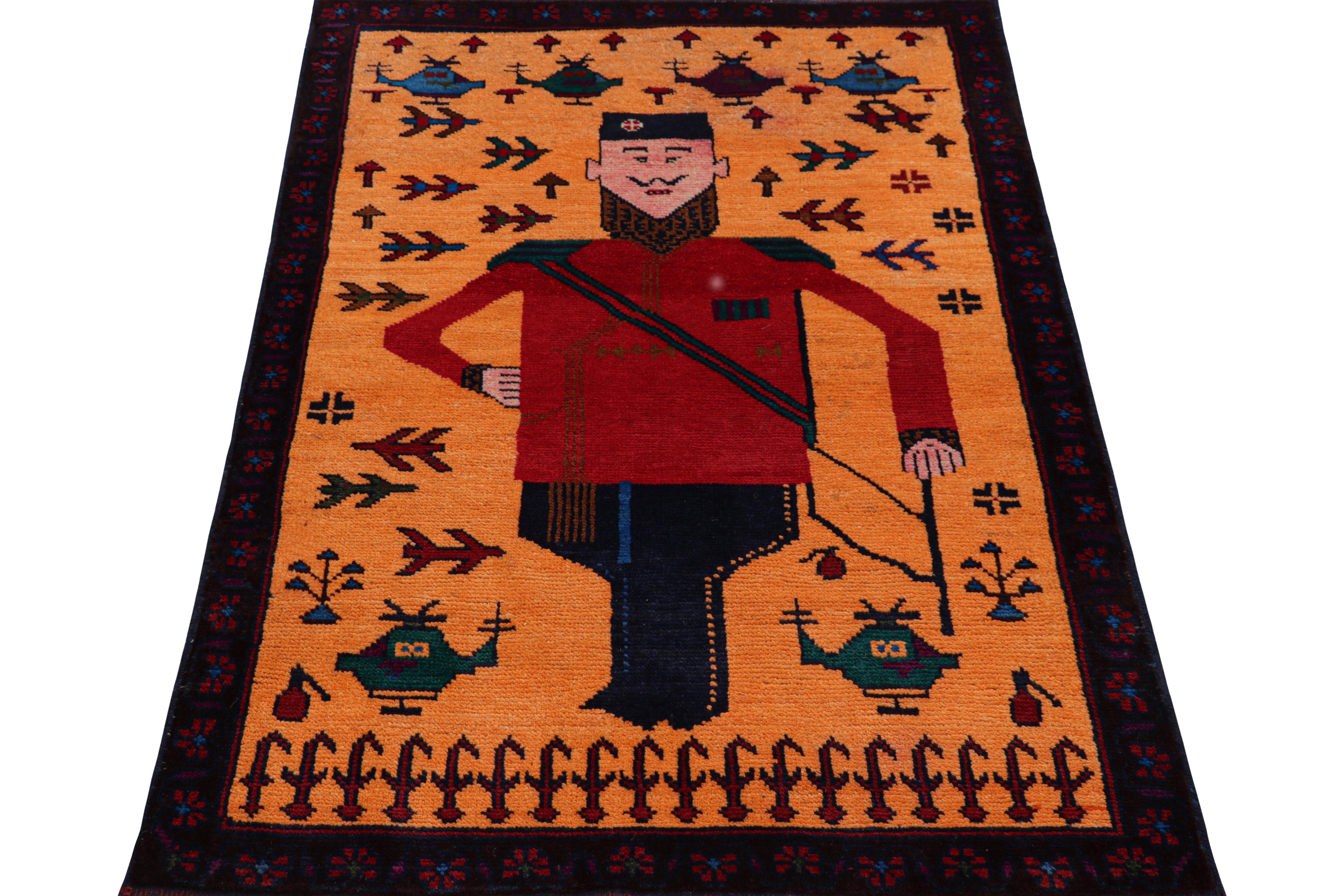 Rug & Kilim's Modern Classics Stammesteppich mit figürlichen und kriegerischen Darstellungen (Handgeknüpft) im Angebot