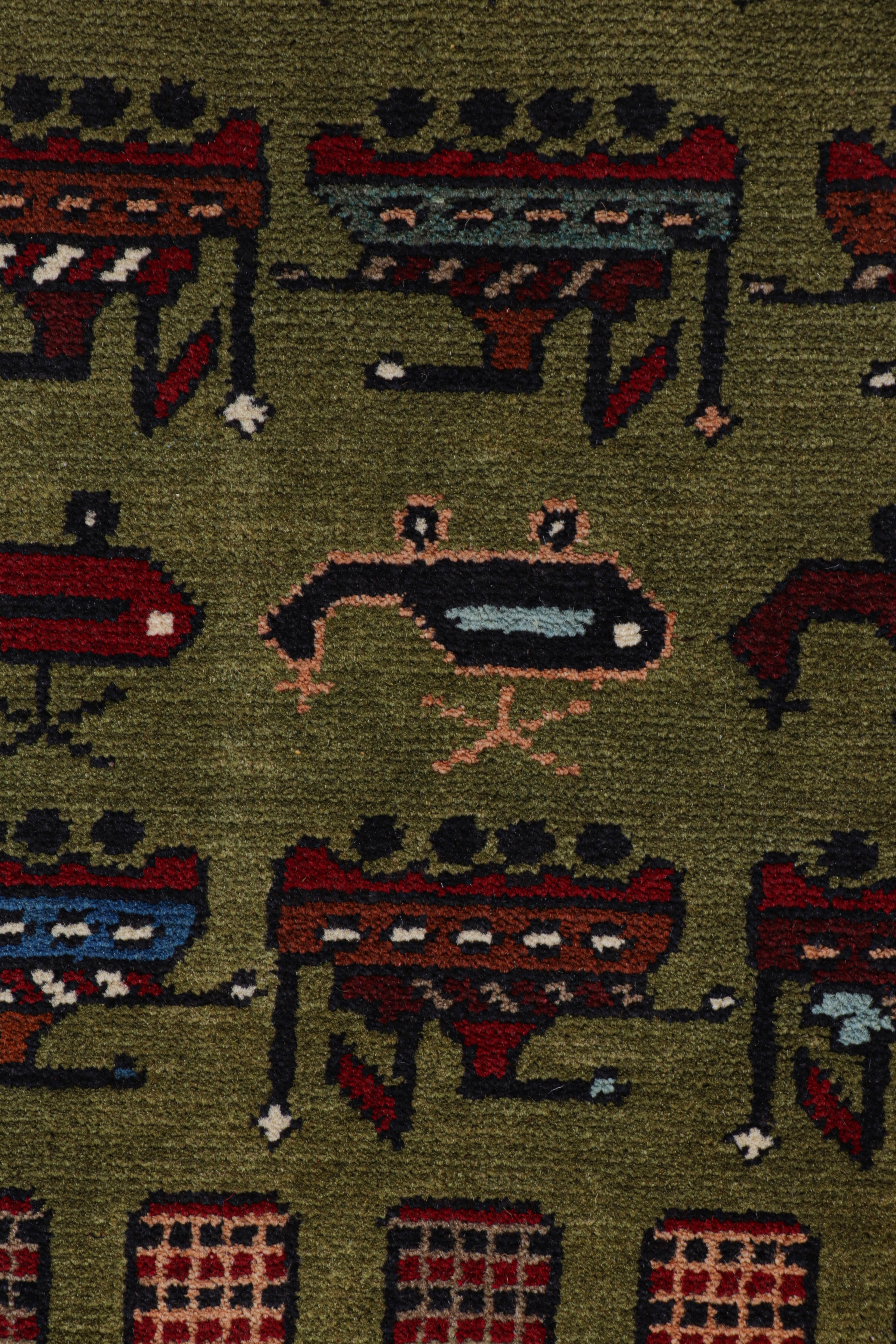 Tribale Tappeto tribale Modern Classics di Rug & Kilim con foto di elicotteri e carri armati in vendita