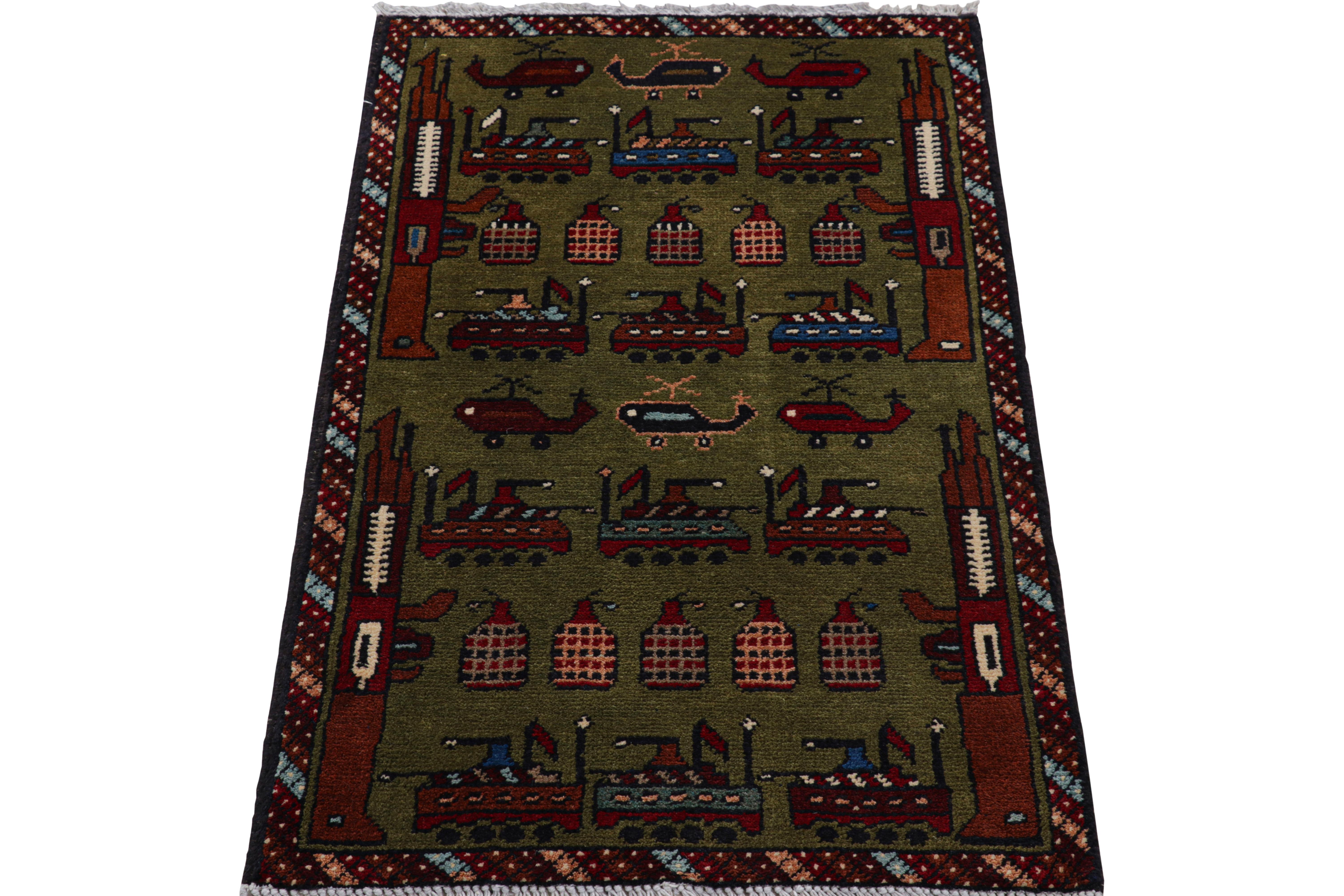 Annodato a mano Tappeto tribale Modern Classics di Rug & Kilim con foto di elicotteri e carri armati in vendita