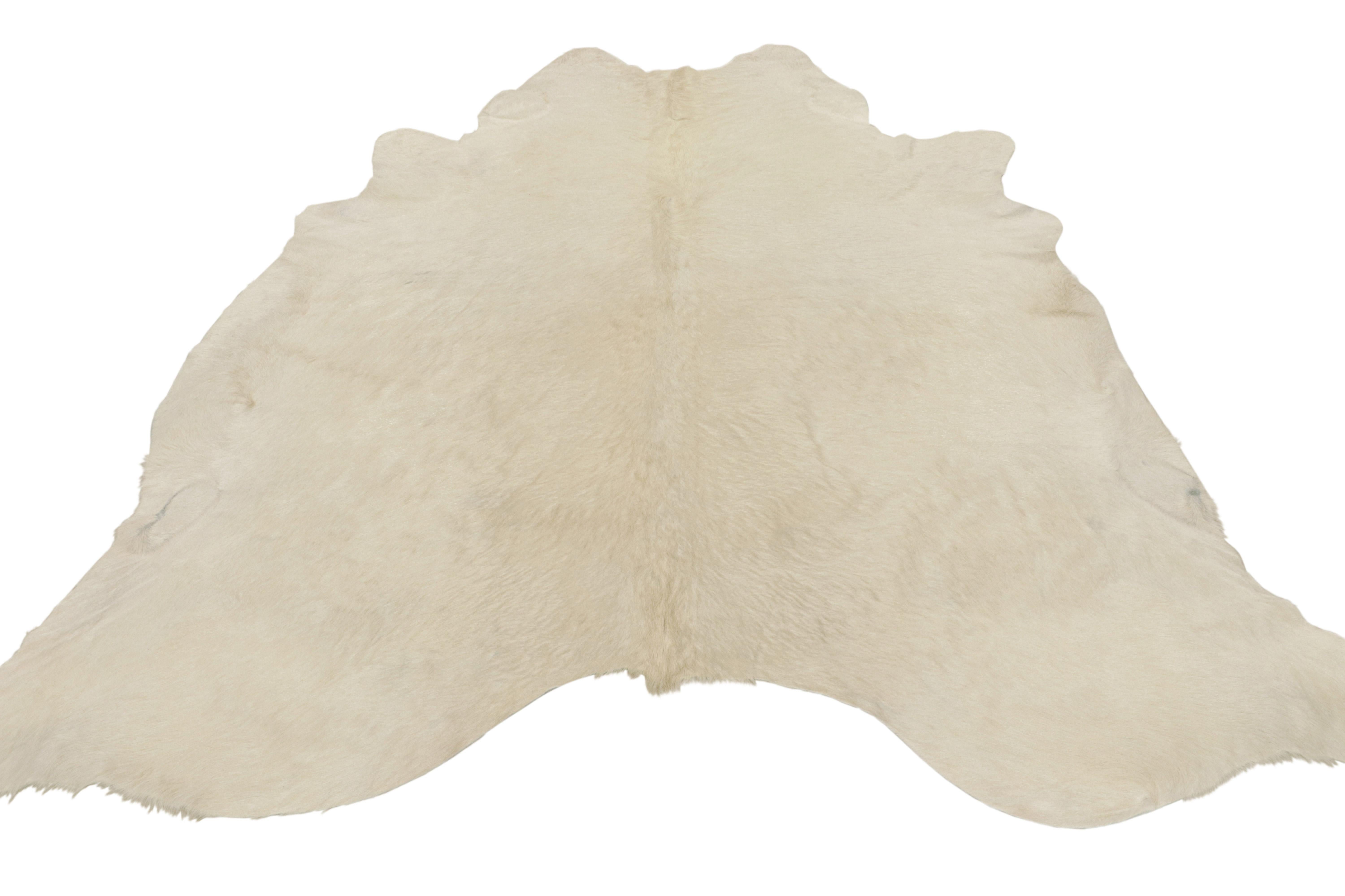 Brazilian Rug & Kilim’s Modern Cowhide Rug in Off-White and Beige Tones For Sale
