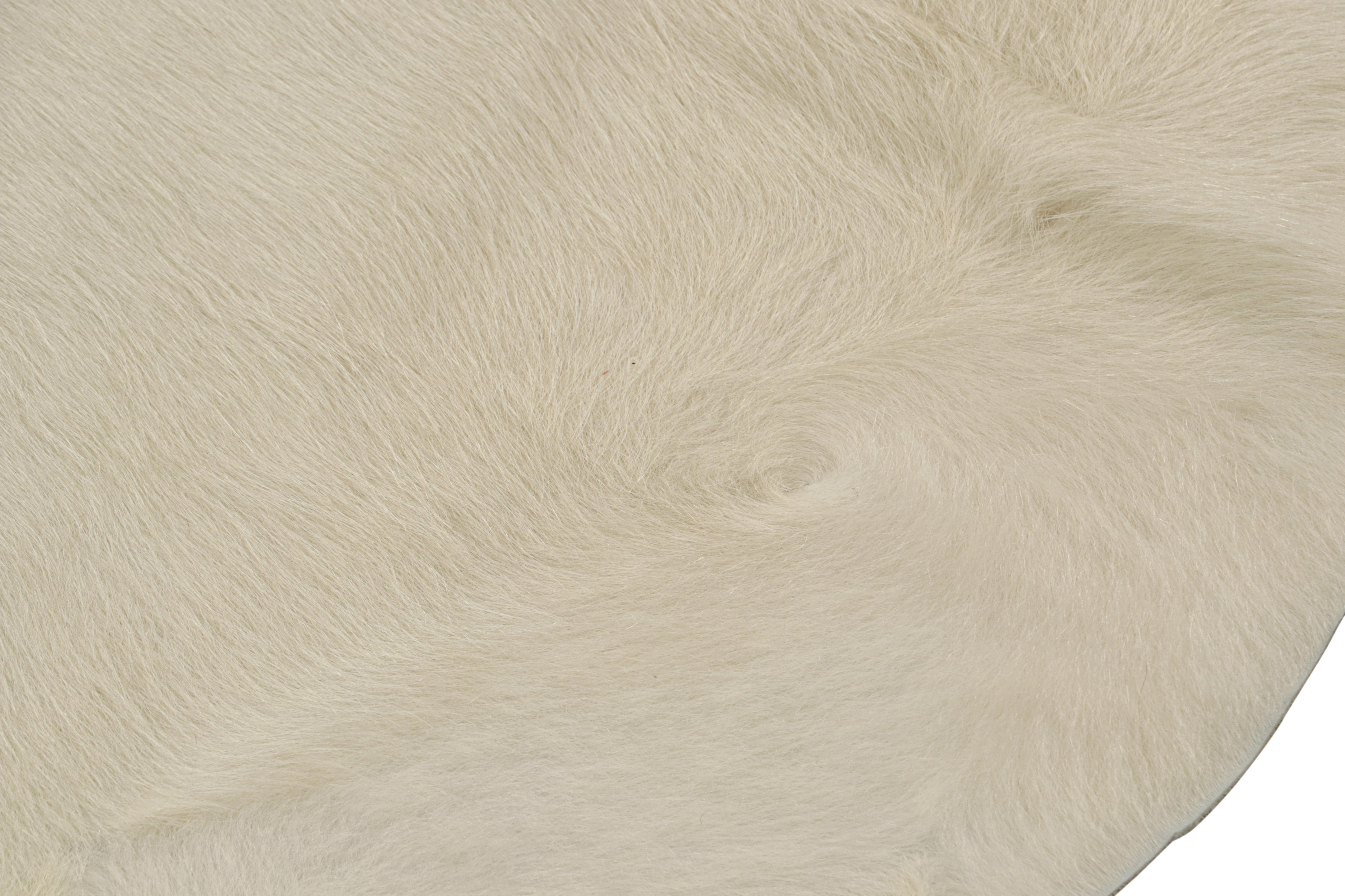 Rug & Kilim’s Modern Cowhide Rug in Off-White In New Condition For Sale In Long Island City, NY