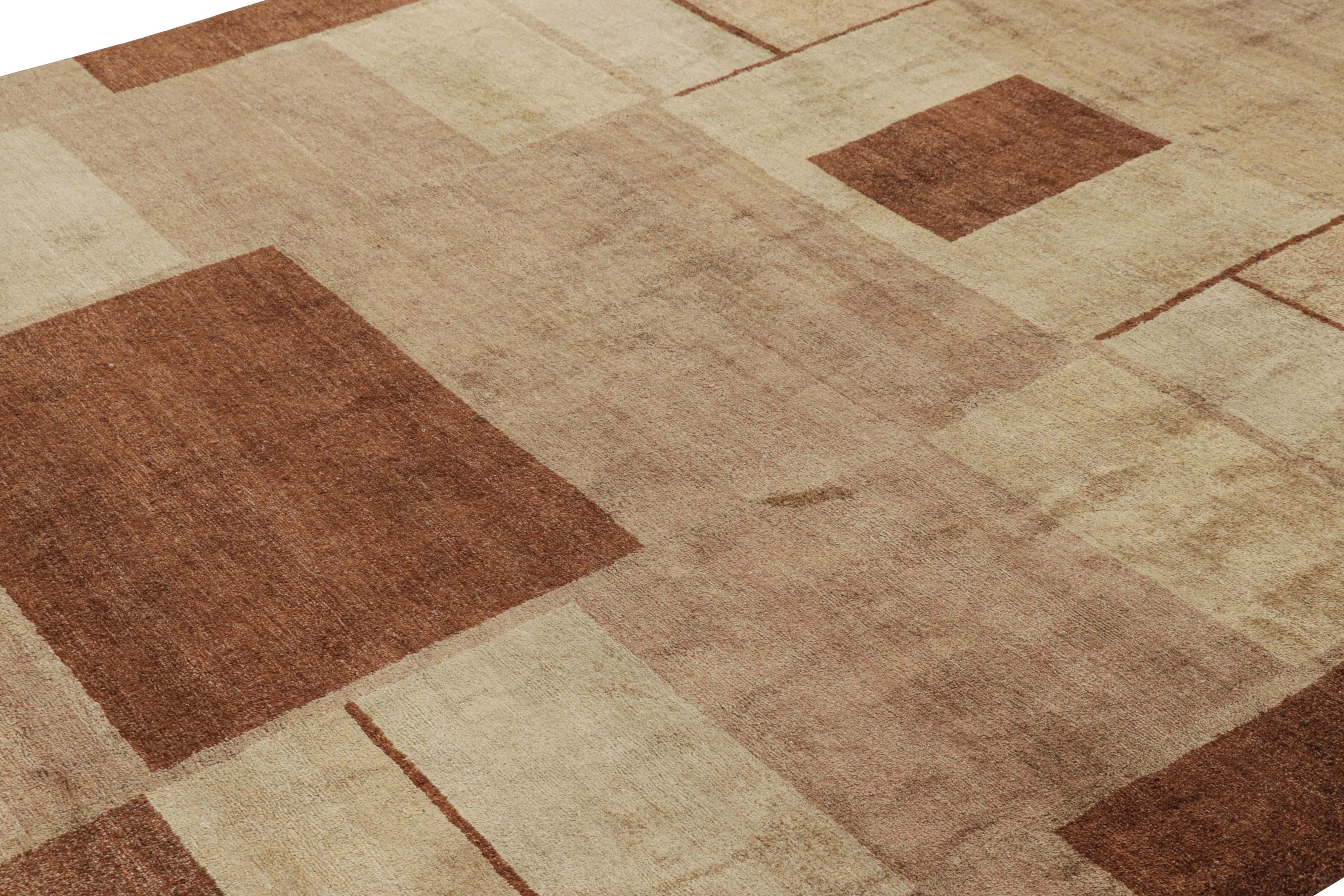 Noué à la main dans un luxueux mélange de laine et de soie, ce tapis moderne 8x10 est une ode aux styles de tapis cubistes vénérés et le dernier ajout à la Collection Art Déco de Rug & Kilim. 

Sur le Design/One 

Ce tapis présente des motifs