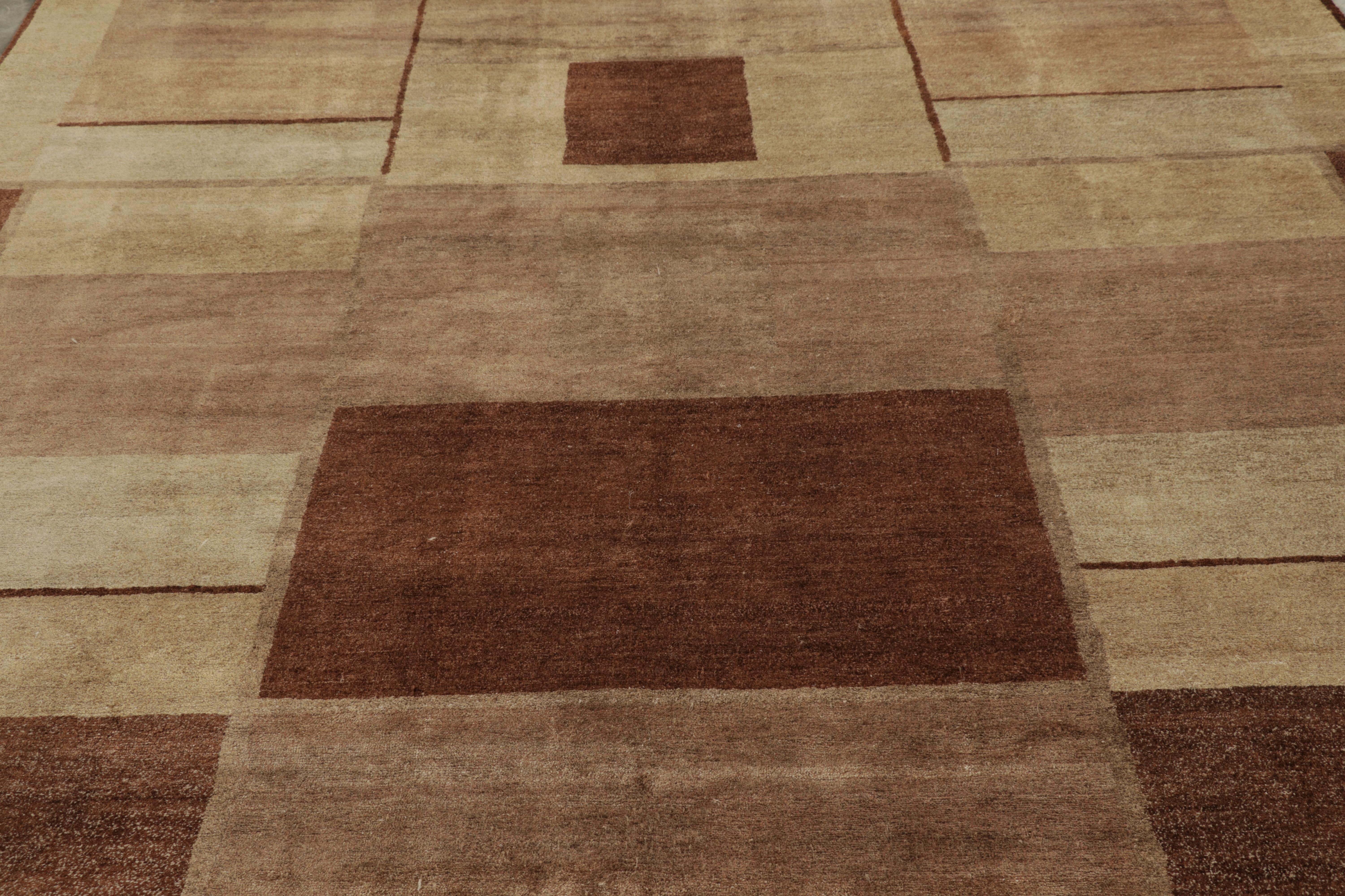 Noué à la main dans un luxueux mélange de laine et de soie, ce tapis moderne 8x10 est une ode aux styles de tapis cubistes vénérés et le dernier ajout à la Collection Art Déco de Rug & Kilim. 

Sur le Design/One 

Ce tapis présente des motifs