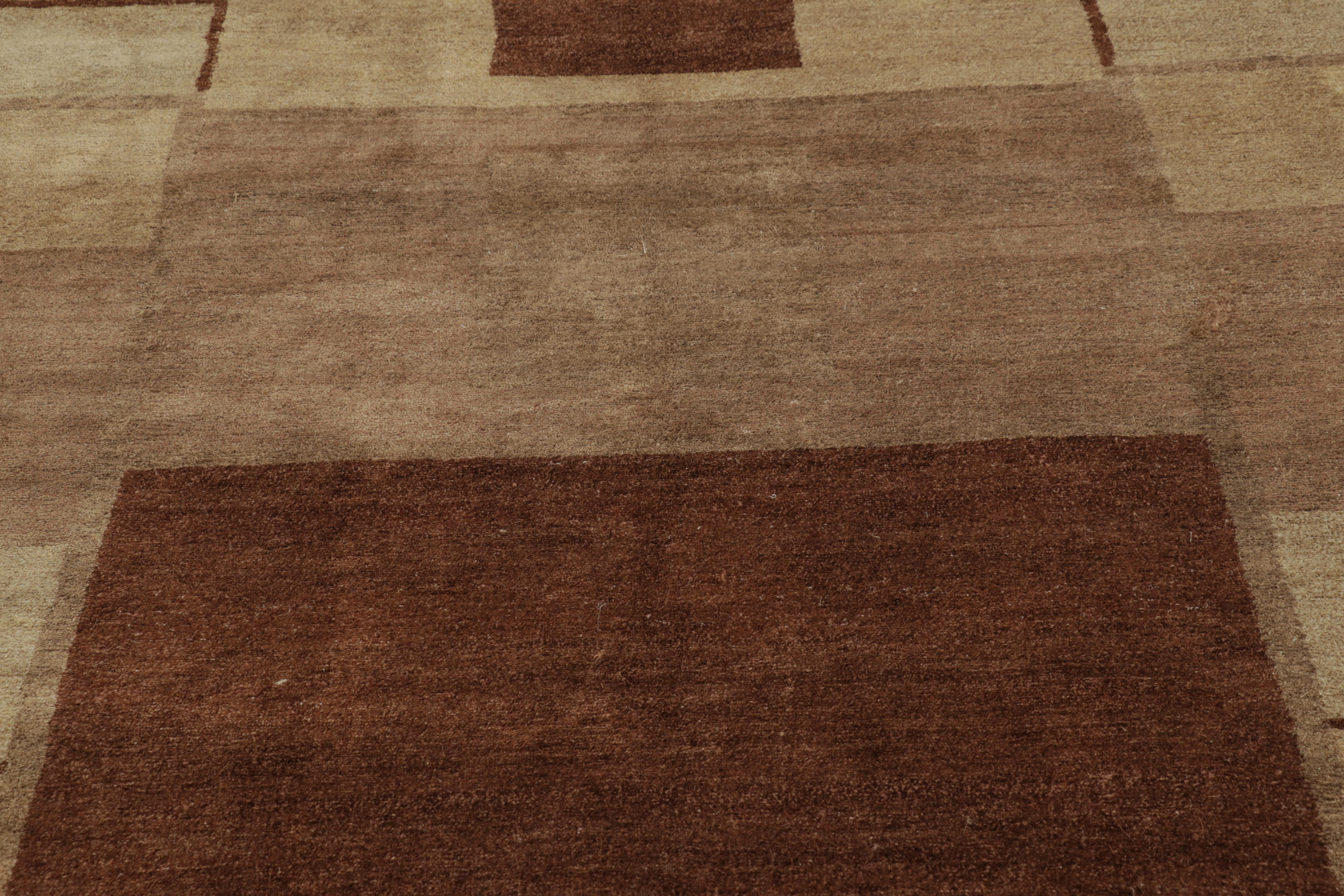 Art déco Rug & Kilim's Modern Cubist Style Rug with Beige-Brown Geometric Patterns (tapis moderne de style cubiste avec des motifs géométriques beige-brun) en vente