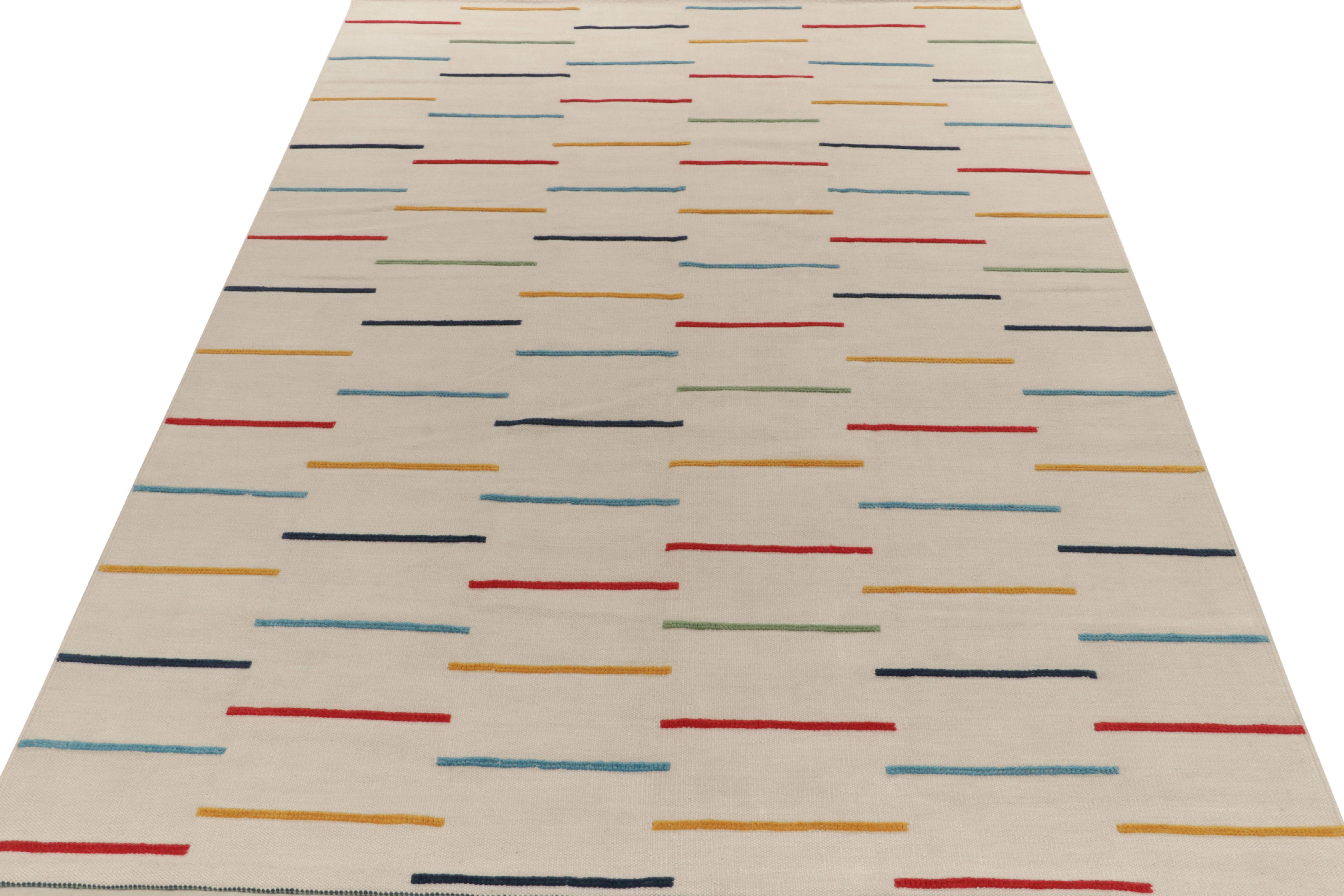 Moderner Teppich & Kilims, maßgefertigter Kelim in mehrfarbigen Streifen auf Weiß (Indisch) im Angebot