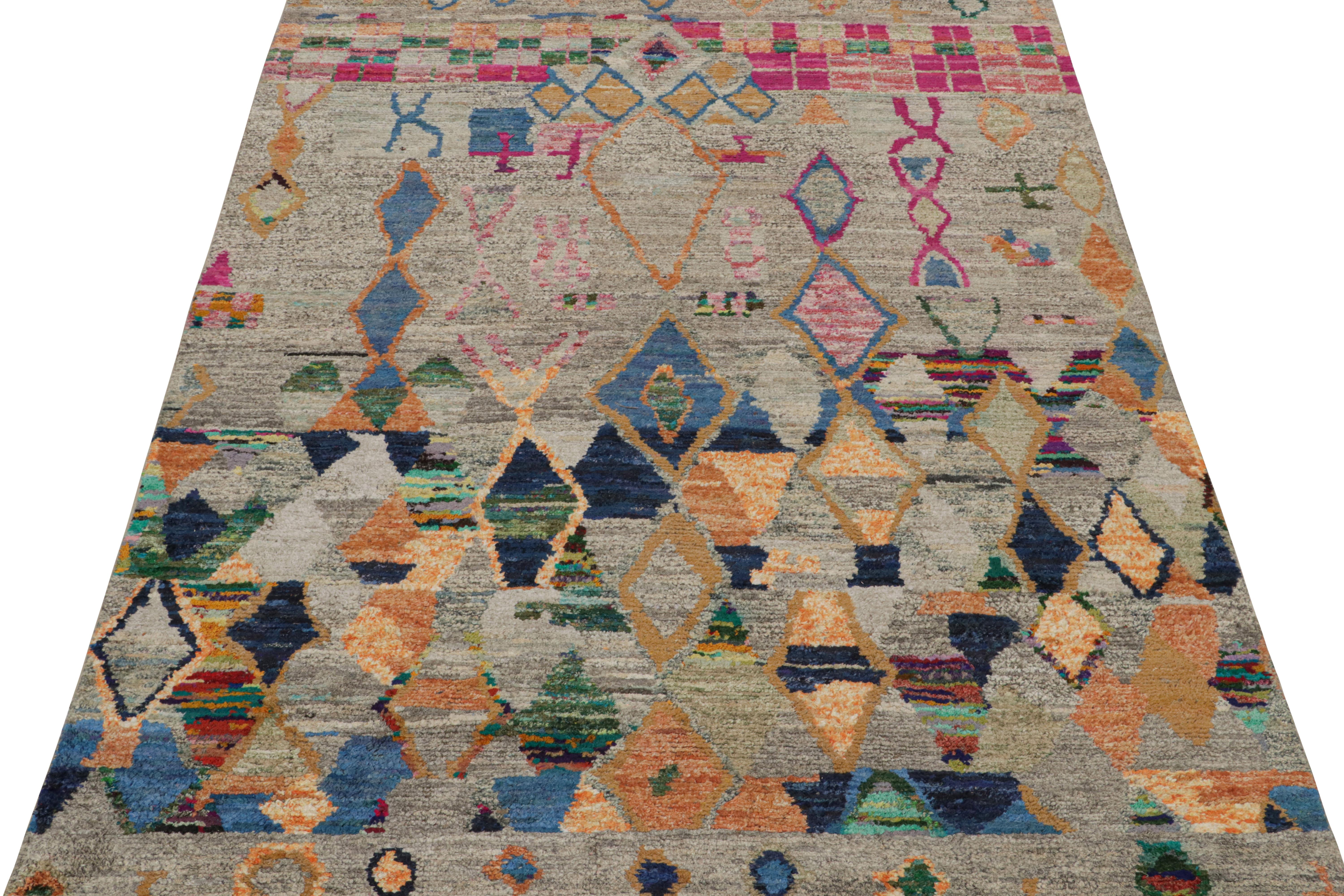 Moderne Rug & Kilim's Modernity Custom Moroccan Style Rug in Gray, Pink & Gold Patterns (tapis de style marocain moderne sur mesure aux motifs gris, rose et or) en vente