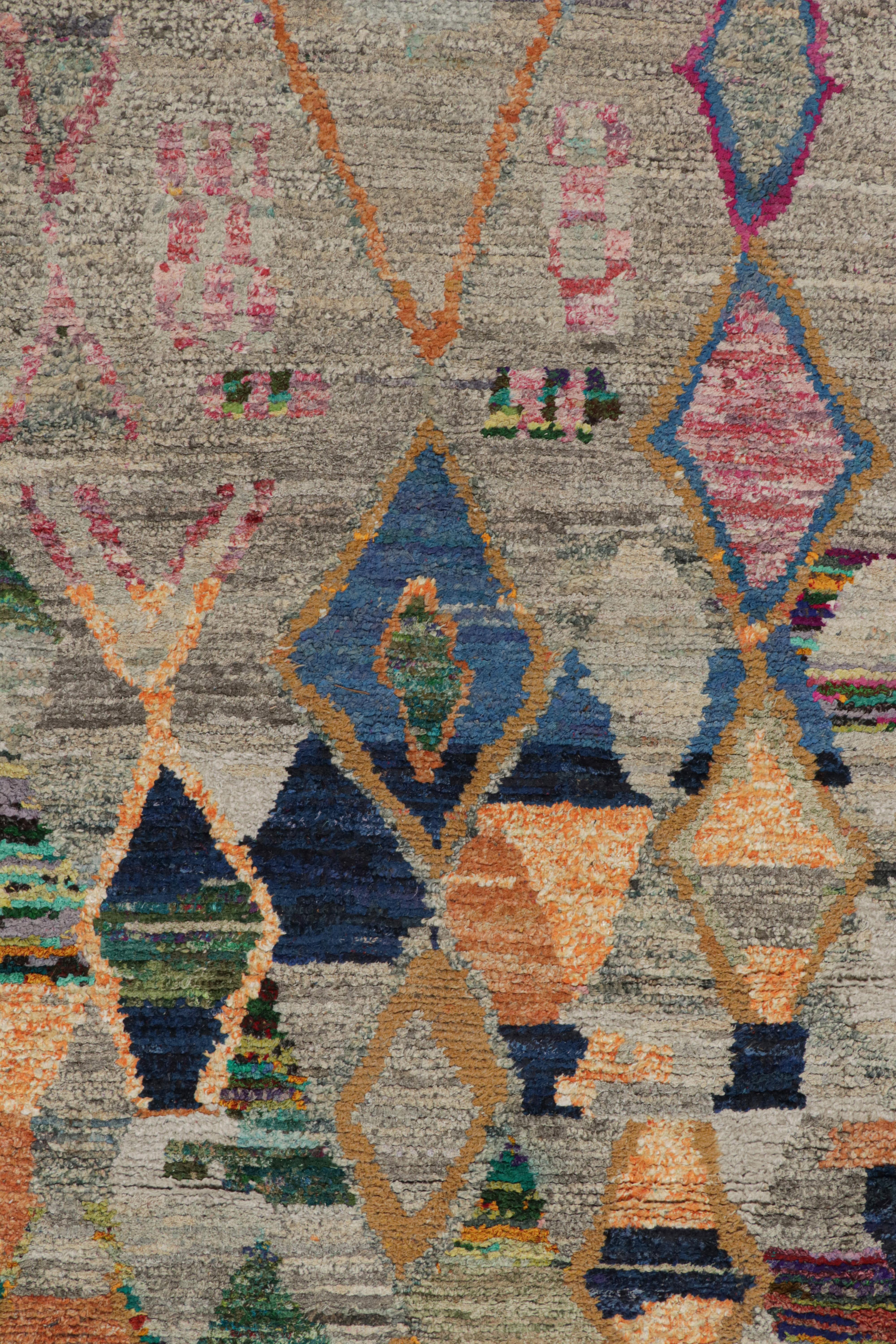 Rug & Kilim's Modernity Custom Moroccan Style Rug in Gray, Pink & Gold Patterns (tapis de style marocain moderne sur mesure aux motifs gris, rose et or) Neuf - En vente à Long Island City, NY