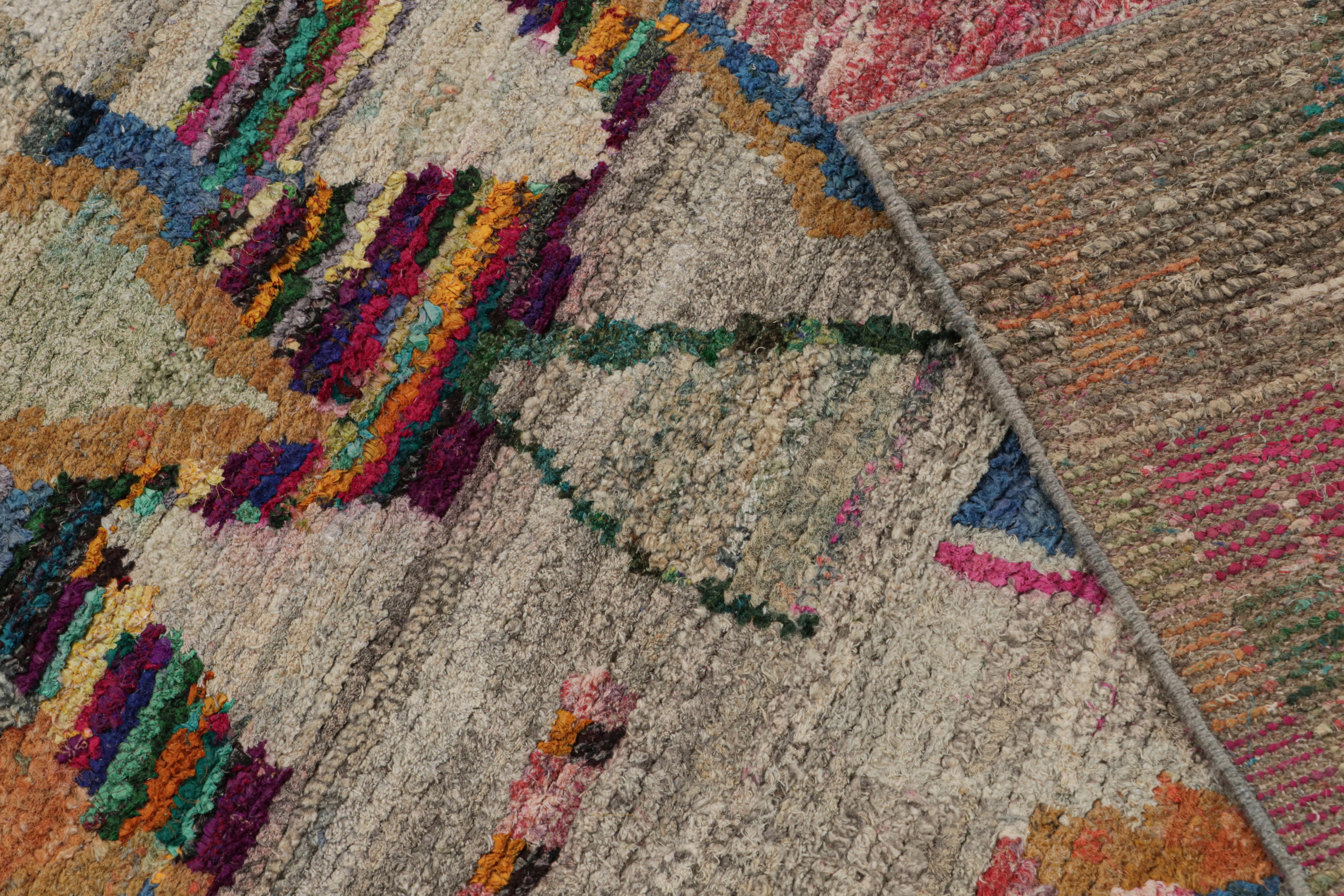 XXIe siècle et contemporain Rug & Kilim's Modernity Custom Moroccan Style Rug in Gray, Pink & Gold Patterns (tapis de style marocain moderne sur mesure aux motifs gris, rose et or) en vente